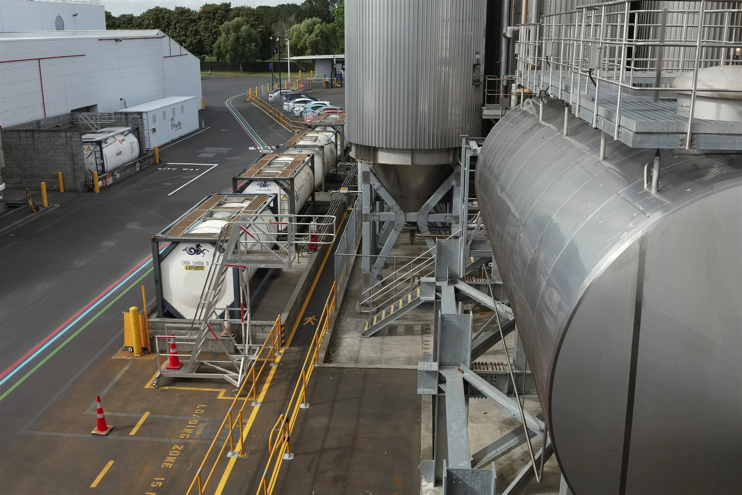 Industrial plant with process tanks and pipework