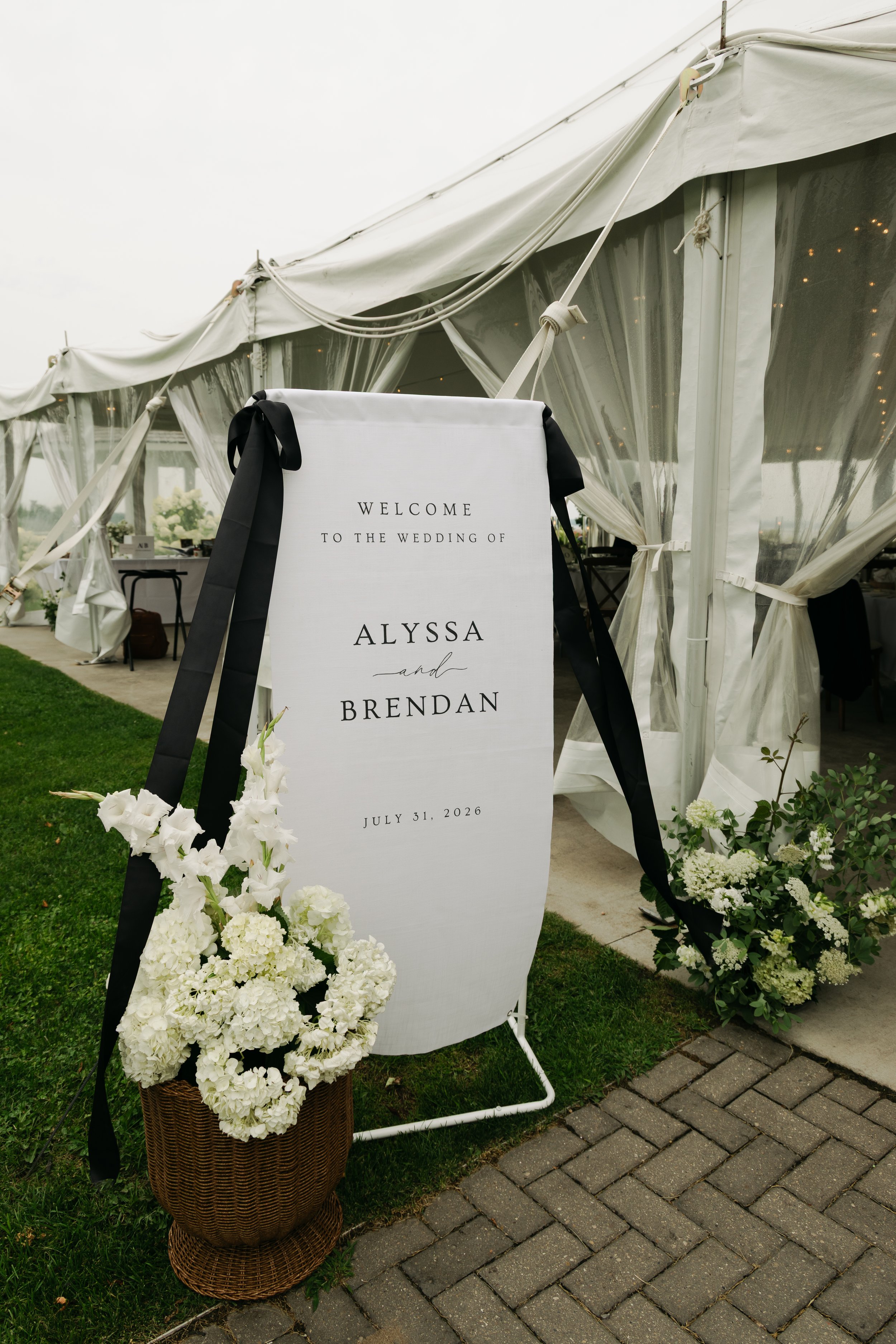 seasonal-white-wedding-flowers-welcome-sign.jpg