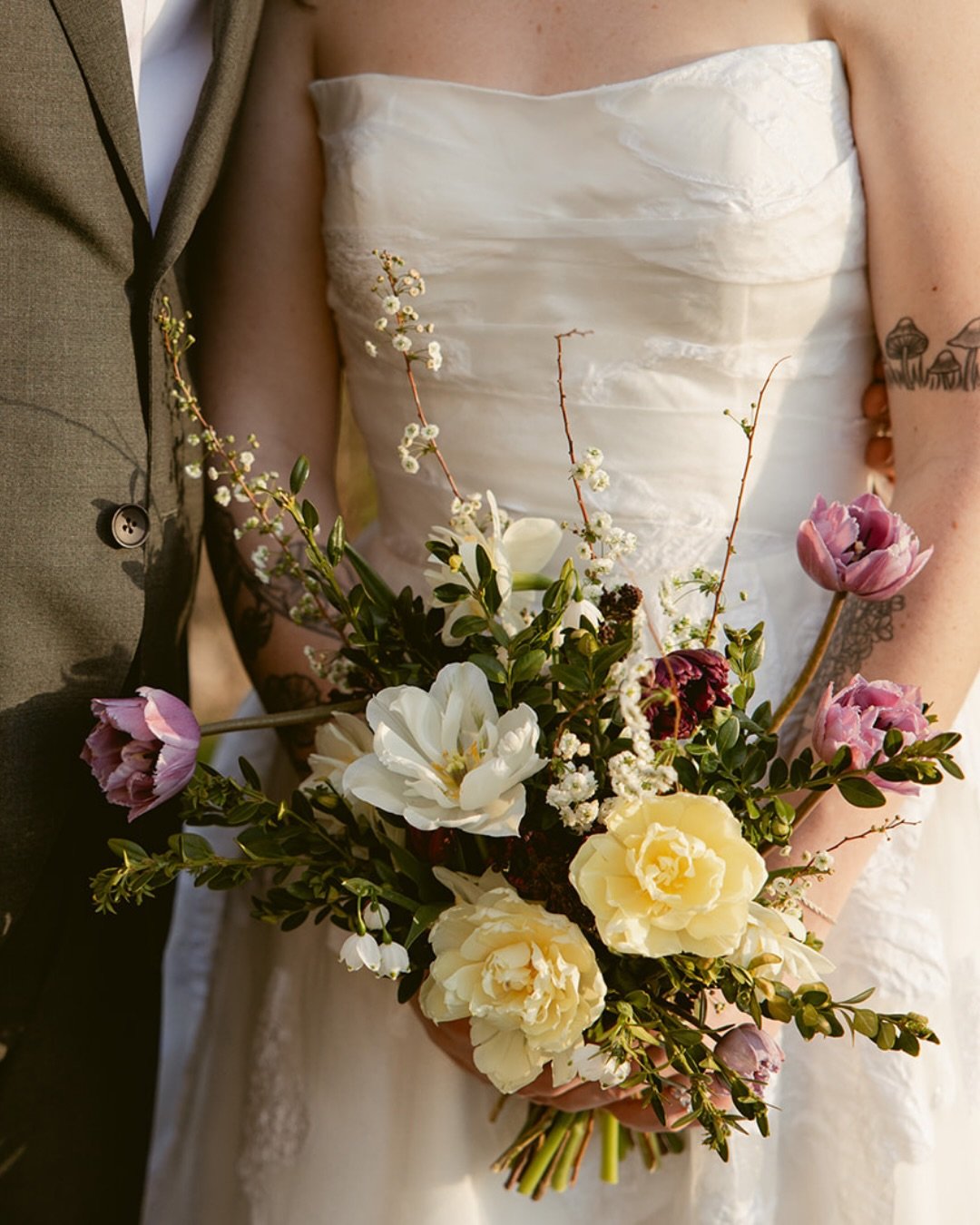 Our very first wedding of 2026. 🌿

Kelsey &amp; Brendan got married back in May, when the farm was still very much in its spring chapter. Soft whites, mauves, fresh greens and all those beautiful spring shapes.

Fast forward a few months and the fie