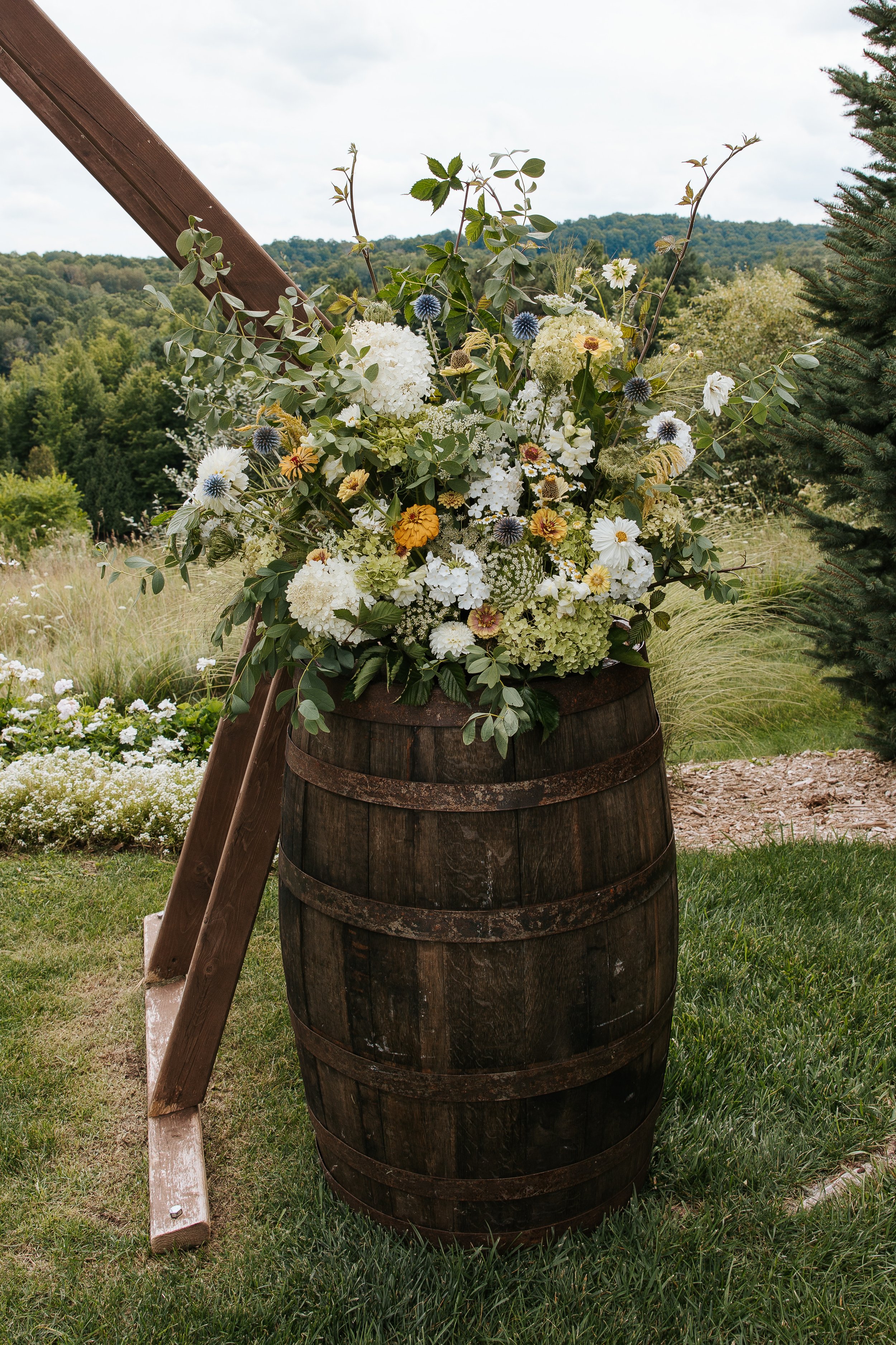timberlee hills wedding ceremony flowers