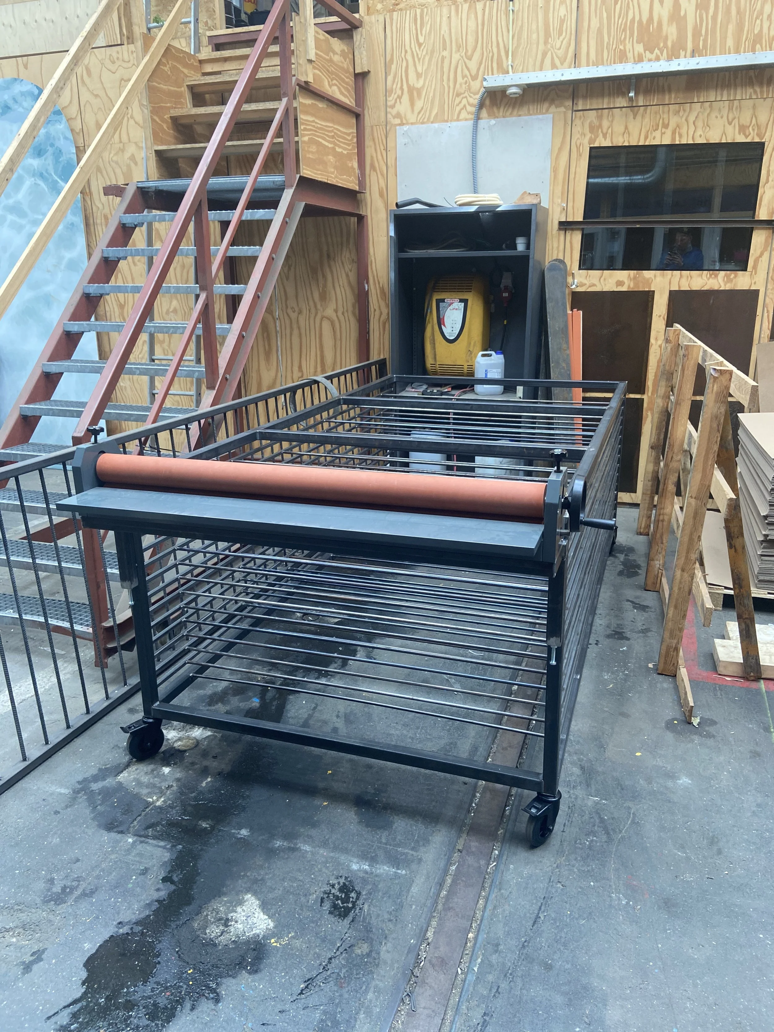 Laminating and drying rack production table