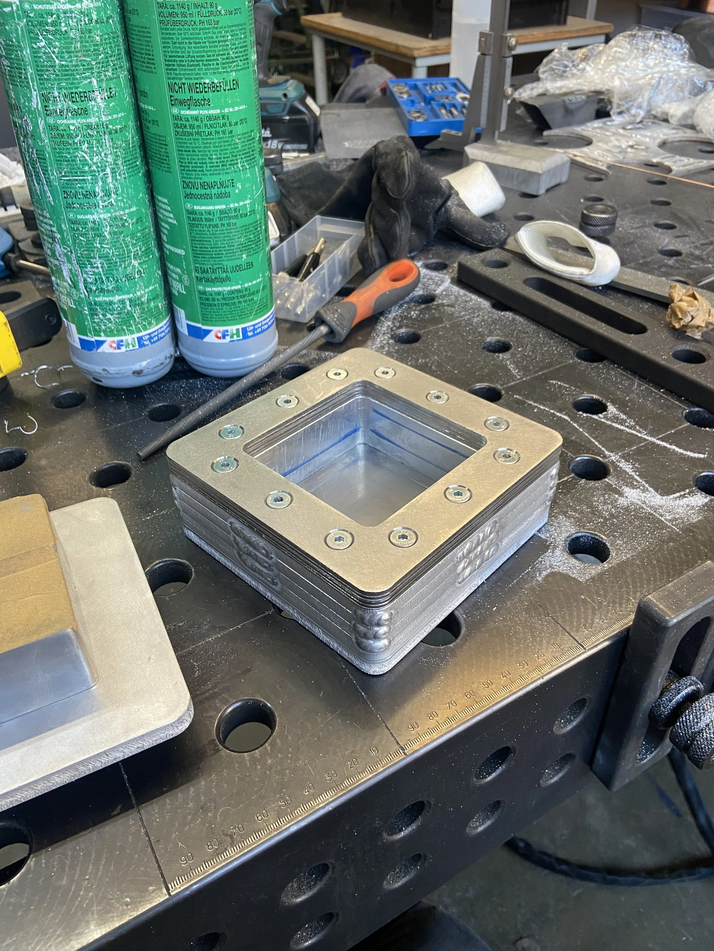 Thickness adjustable test sample mould