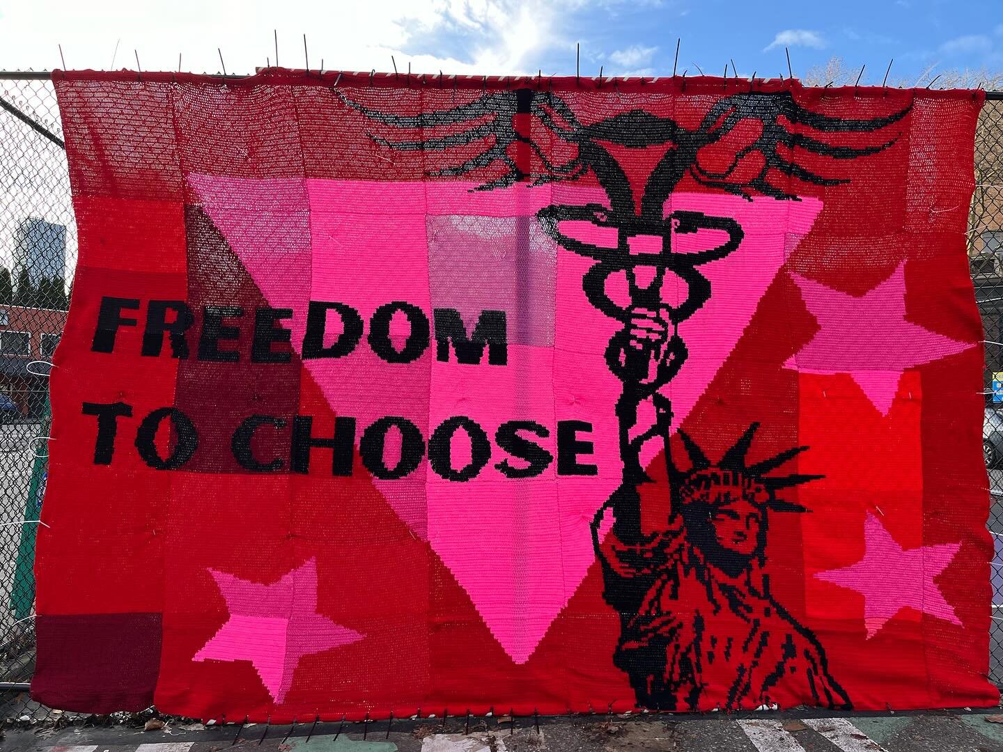 Washington state liberty crochet mural up on display in downtown Seattle. Denny and Vine. Stop by shout your right to choose. Thank you to the crocheters for your creative dissent. WITH EVERY STITCH WE DISSENT!
🧶and to our mighty hosts Denise and Te