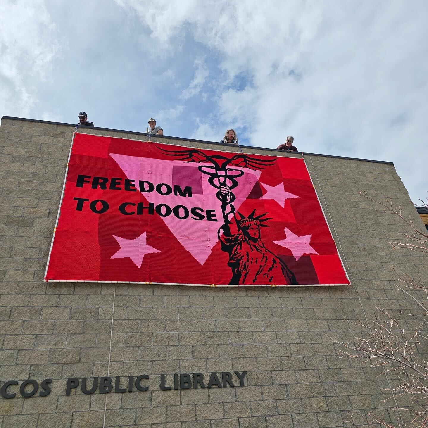 Latest installation in Mancos CO.  Way to go team!!! 
WITH EVERY STITCH WE DISSENT 
.
.
.
#coloradoabortionrights #abortionishealthcare #reproductivejustice #bansoffourbodies #coloradoart #crochet #communitycrochet