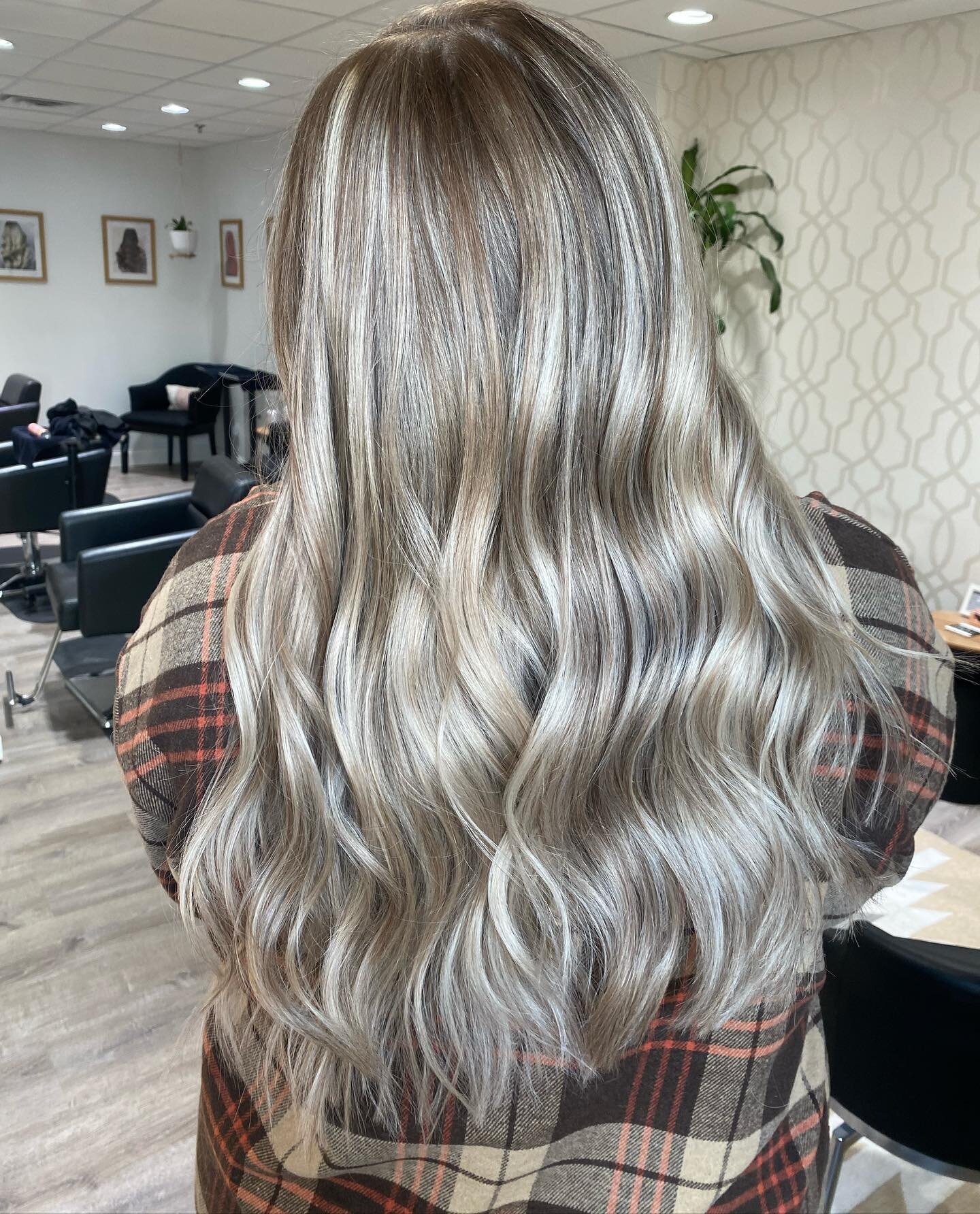 Happy EARTH day 🌎🌍🌏

Hair by &bull;&bull;&bull;&bull;&gt; @hairbycourtney.klocek 

#blondehair #nhsalon #nhstylist #nhhair #manchesternhsalon #hairhavennh #603hair