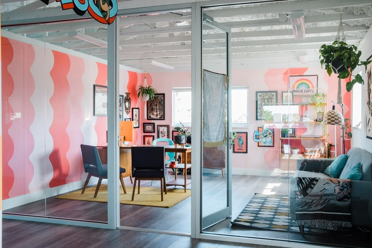Imagine taking all your meetings here 🤩🤩🤩 

#colorfulinterior #interiordesign #interi&oslash;r #interdecor #fortlauderdale
