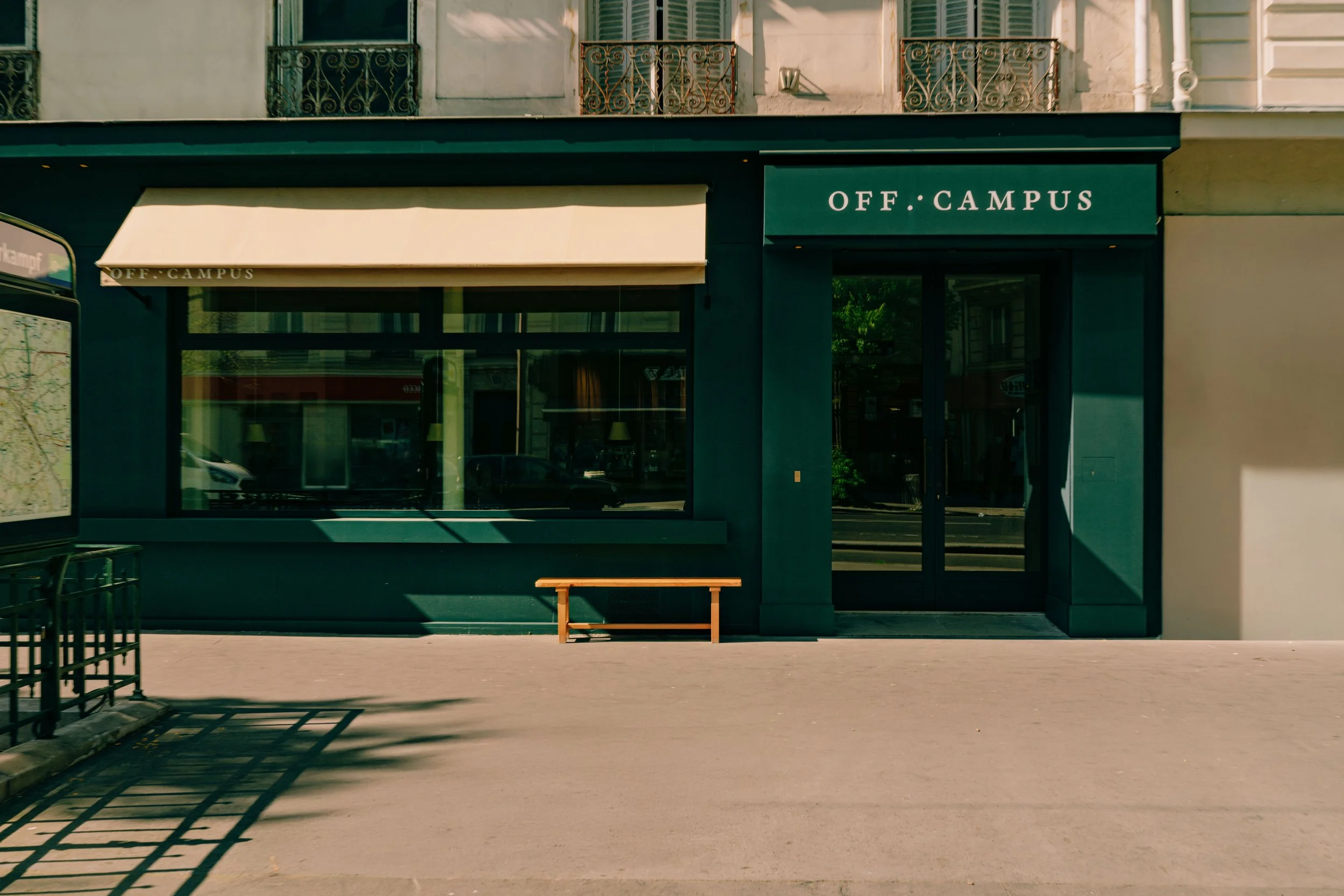 La devanture de notre café-librairie, ensoleillée durant la matinée, pour prendre un café au soleil.
