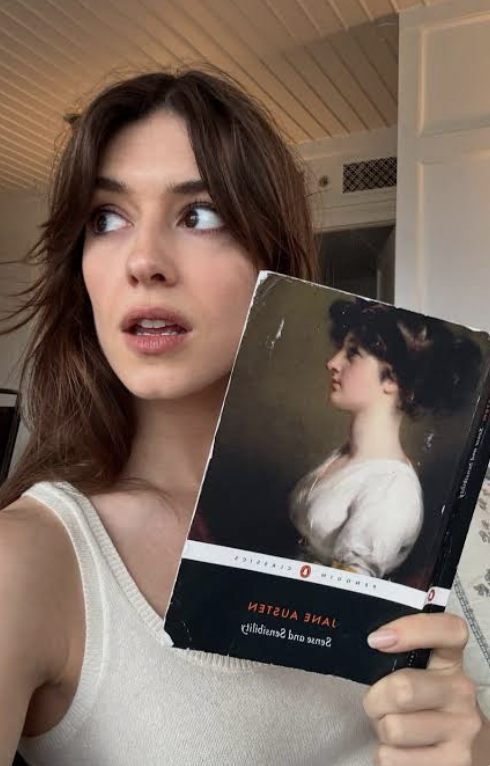 L'actrice Daisy Edgar-Jones tient une édition de Sense and Sensibility de Jane Austen