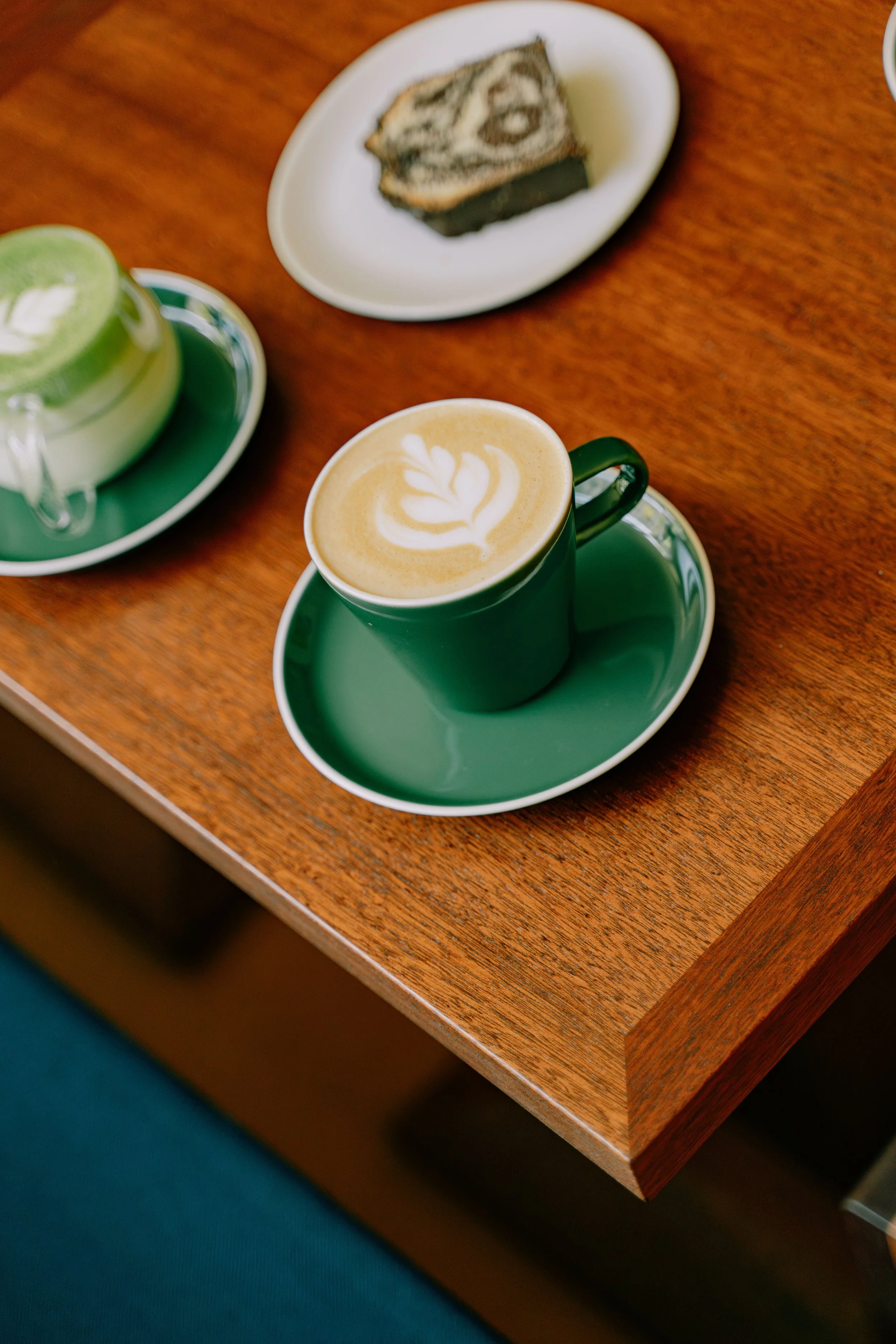 Un aperçu de notre mobilier en bois chaleureux, parfait pour s'installer déguster un de nos cafés de spécialité ou matcha pour les amateurs de thé.