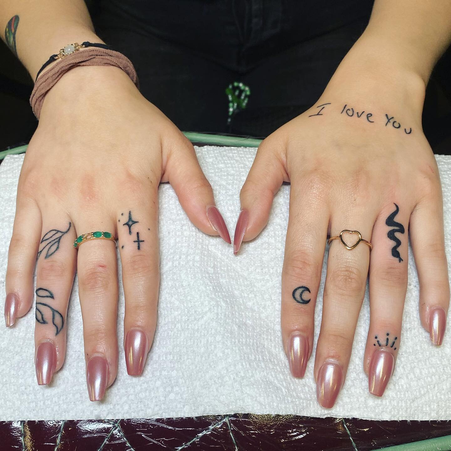 Added more to Katelyn&rsquo;s fingers/hand, snake hand we went over preexisting tattoos. Thanks for coming back in 🤍✨