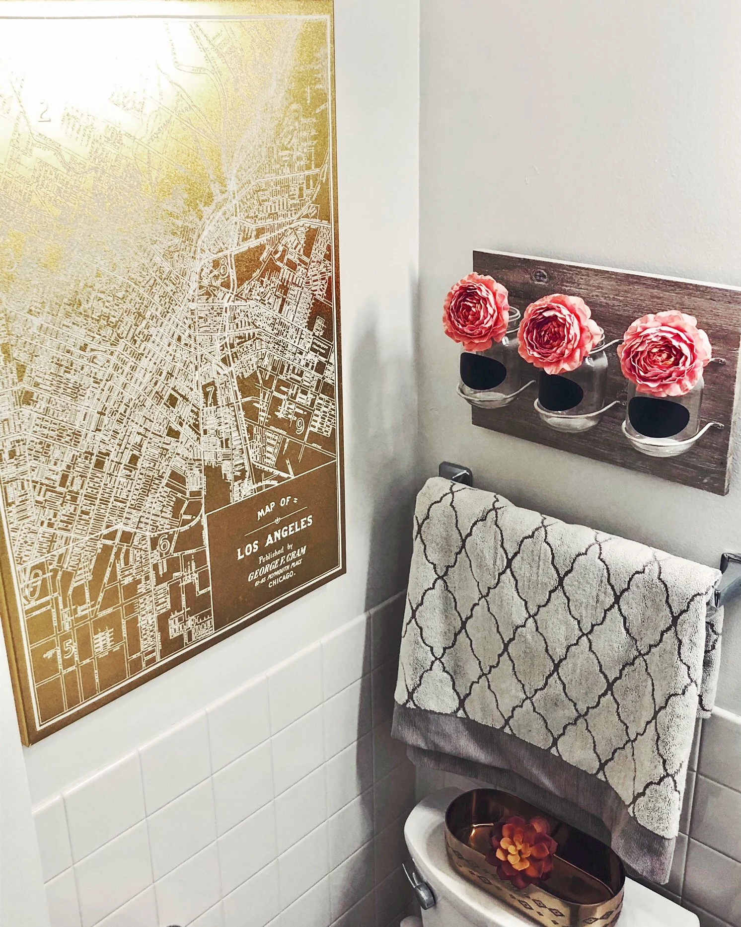 pink-and-gold-bathroom-decor.jpg