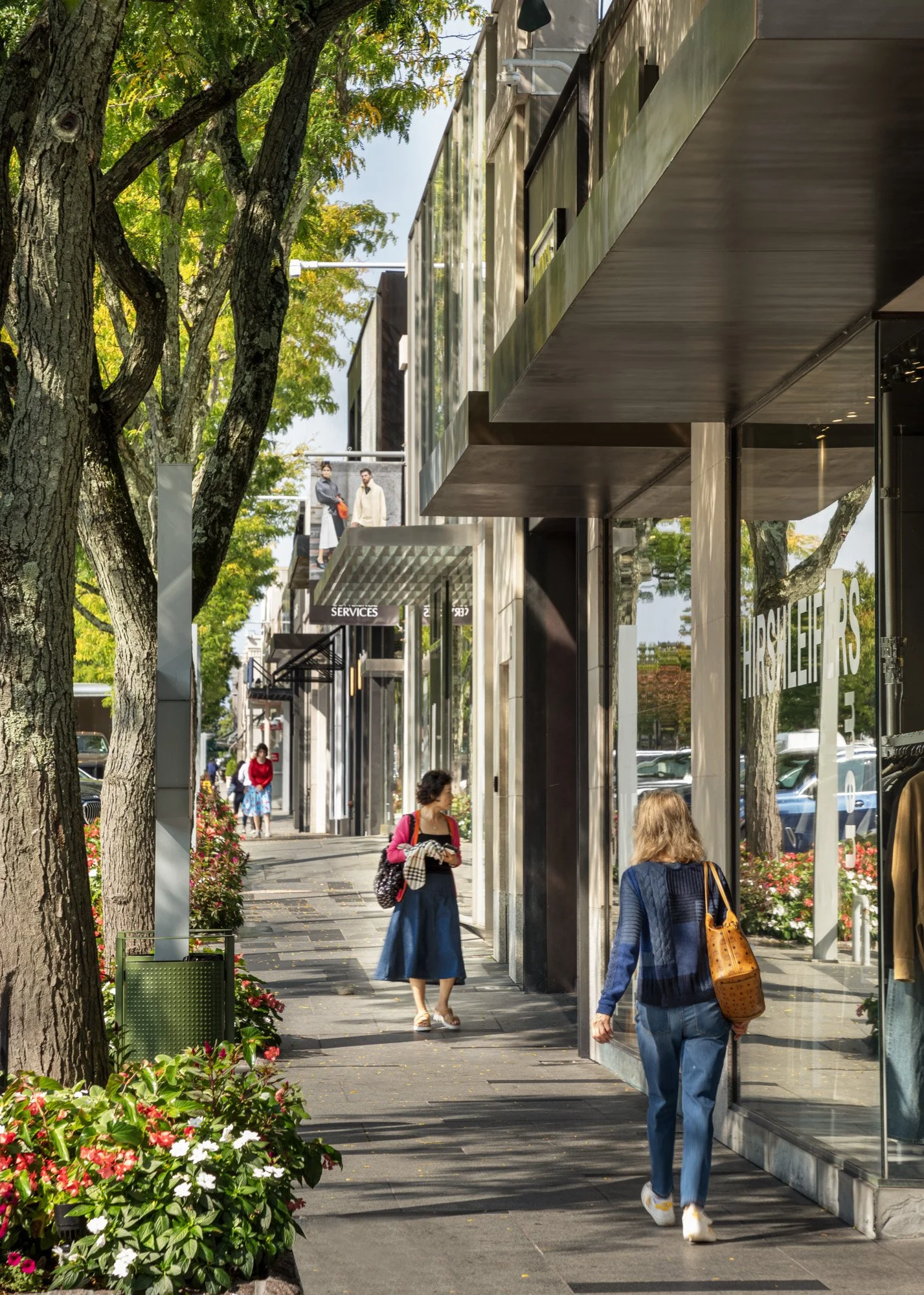 Shoppers walking along Americana Manhasset promenade in summer, luxury open-air retail lifestyle photography, Long Island NY — Pavel Bendov Photography