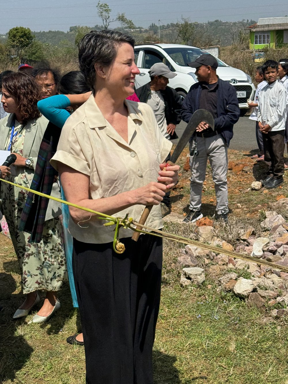 I had the honor of venerating the school food competition - cutting the eopening robe (made of grass) with a mavhete