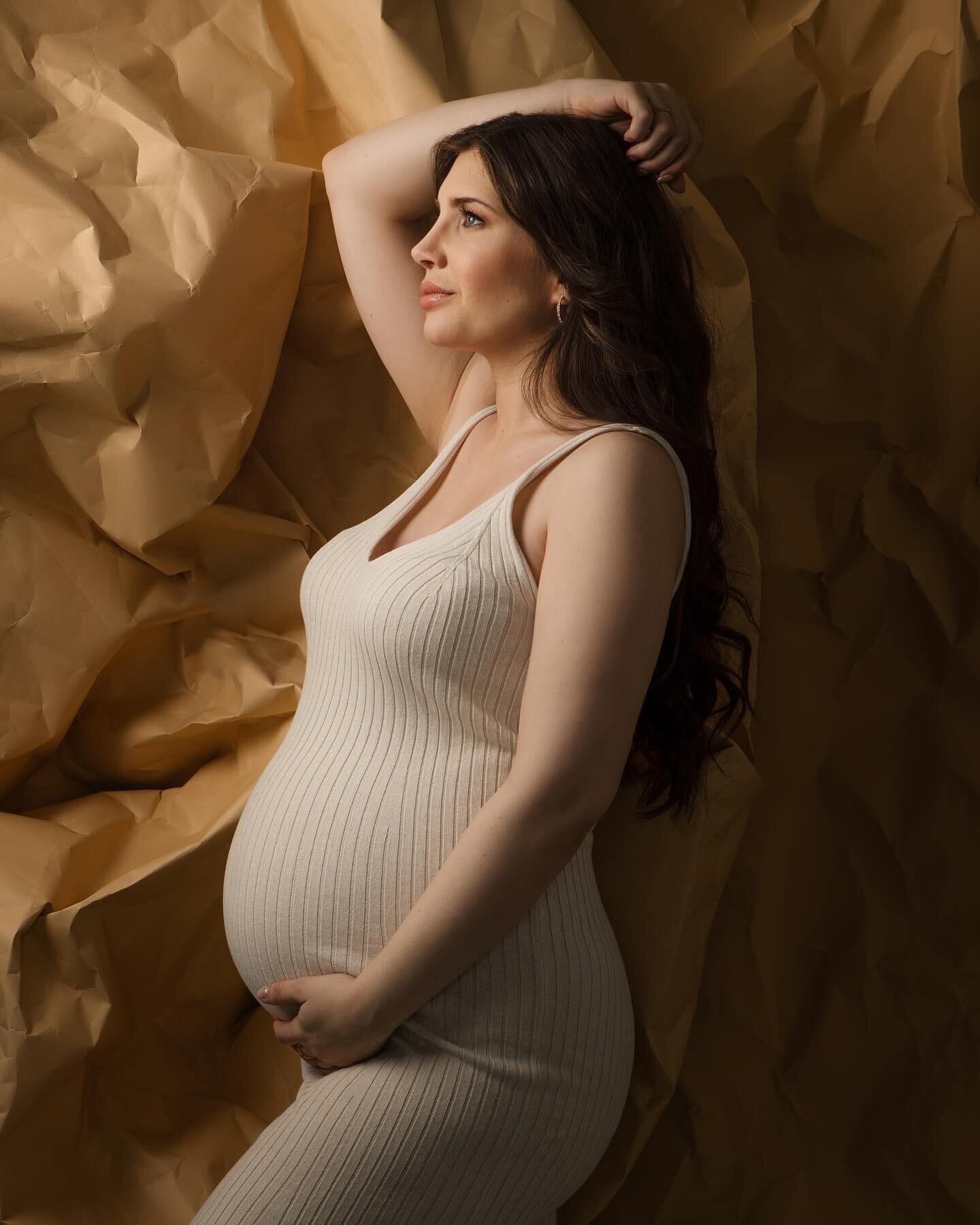 Beautiful @x_gilda_ 💛

Inspired by the one and only @lolamelani 🖤

Hair and makeup @deborahleone.makeupartist 

#babybauchshooting #pregnantandperfect #creativepregnancyphotos #dickbauchdienstag #profotob10