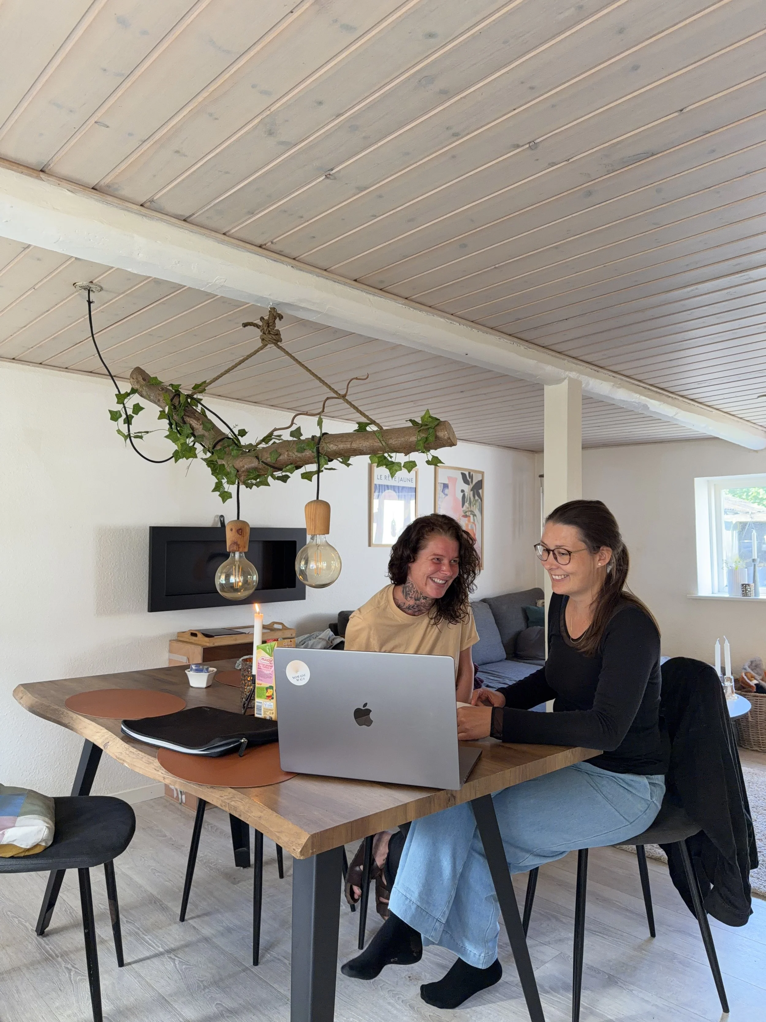 Nærbillede af et computerkeyboard med hvide nøgler og sorte bogstaver, set fra en let vinkel.