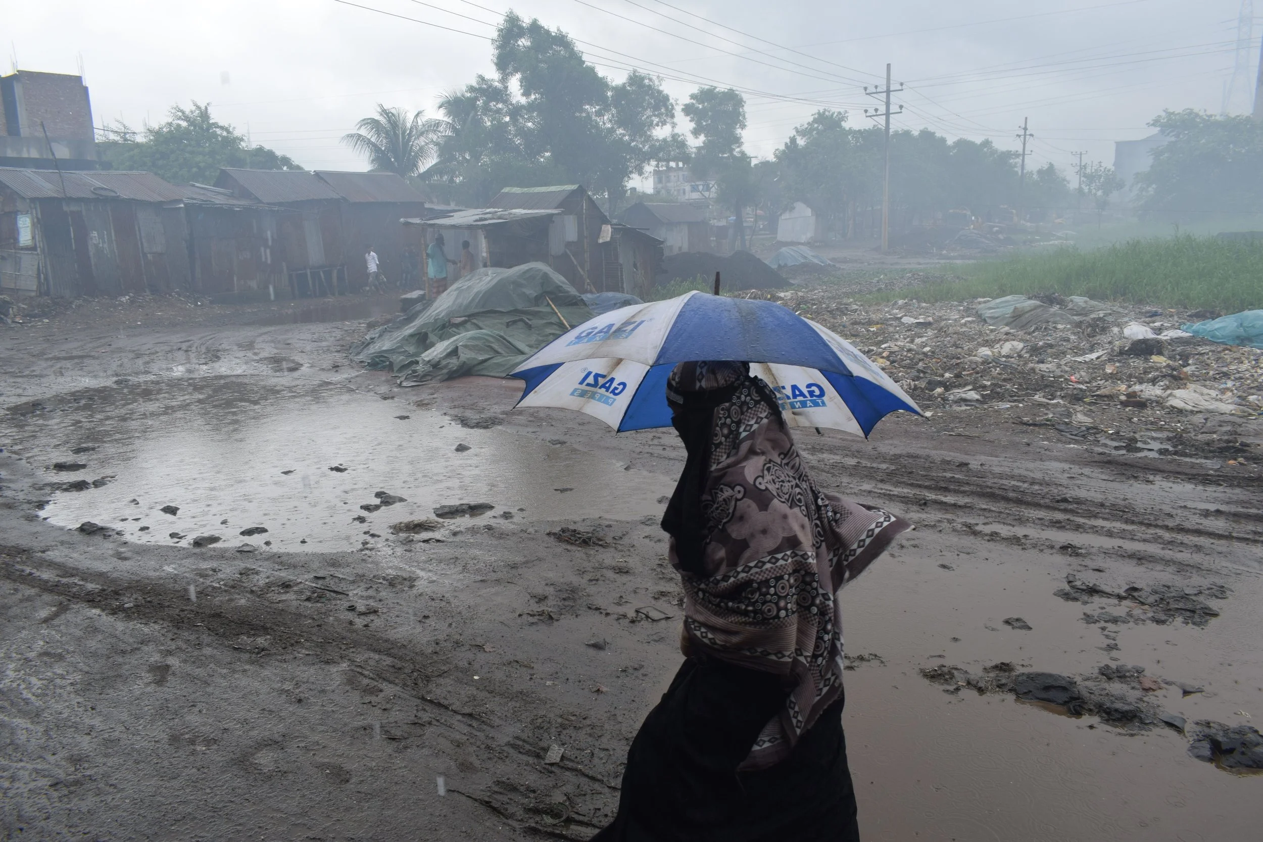 Dhaka, kvinde i regn.jpeg