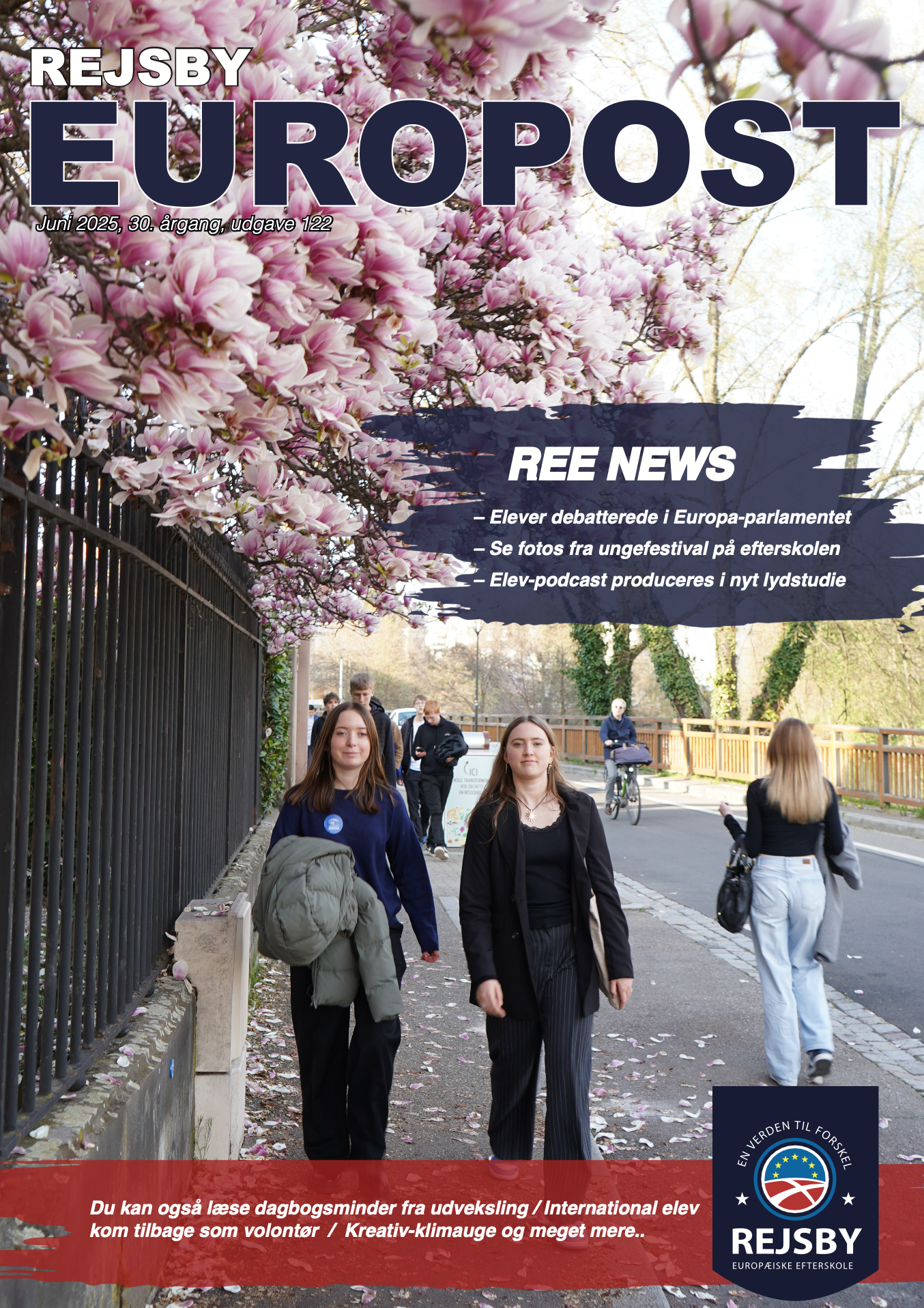 Tegning af en gruppe unge, et par piger leder vejen på fortovet under blomstrende kirsebærtræer. Der er folk, der cykler og går. Magasinet hedder Rejsby Europa, juni 2025, 30. årgang, udgave 122, med overskrift 'REE NEWS' og underoverskrifter om europaparlamentet, fotos fra en skoleevent og en elev-podcast.