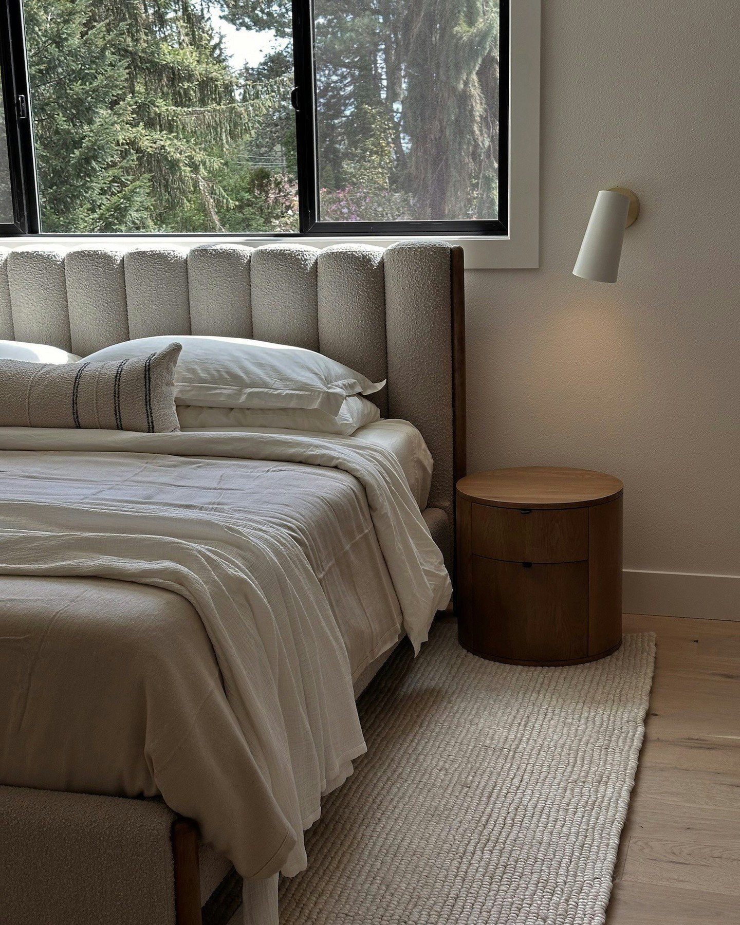 It's the little things 🕊️

We redesigned this bedroom at our #QuarryHilltop project channeling our Sunday House ethos. Warm, simple, organic, and of course - timeless.

We can't wait to show you all of the spaces!

.
.
.
{ Sunday House, Home Transfo