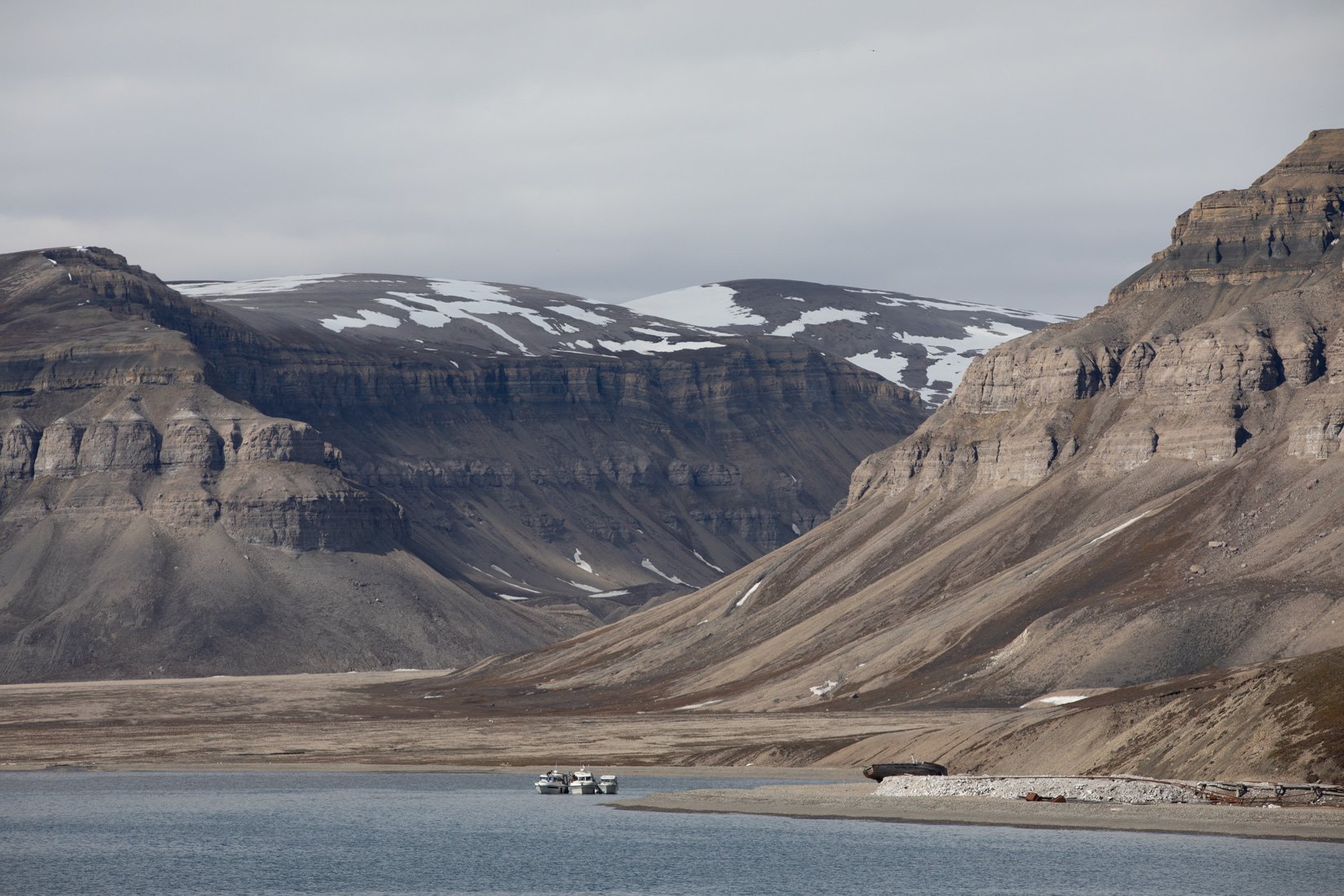 Svalbard_coast_mountain_summer_1.jpg