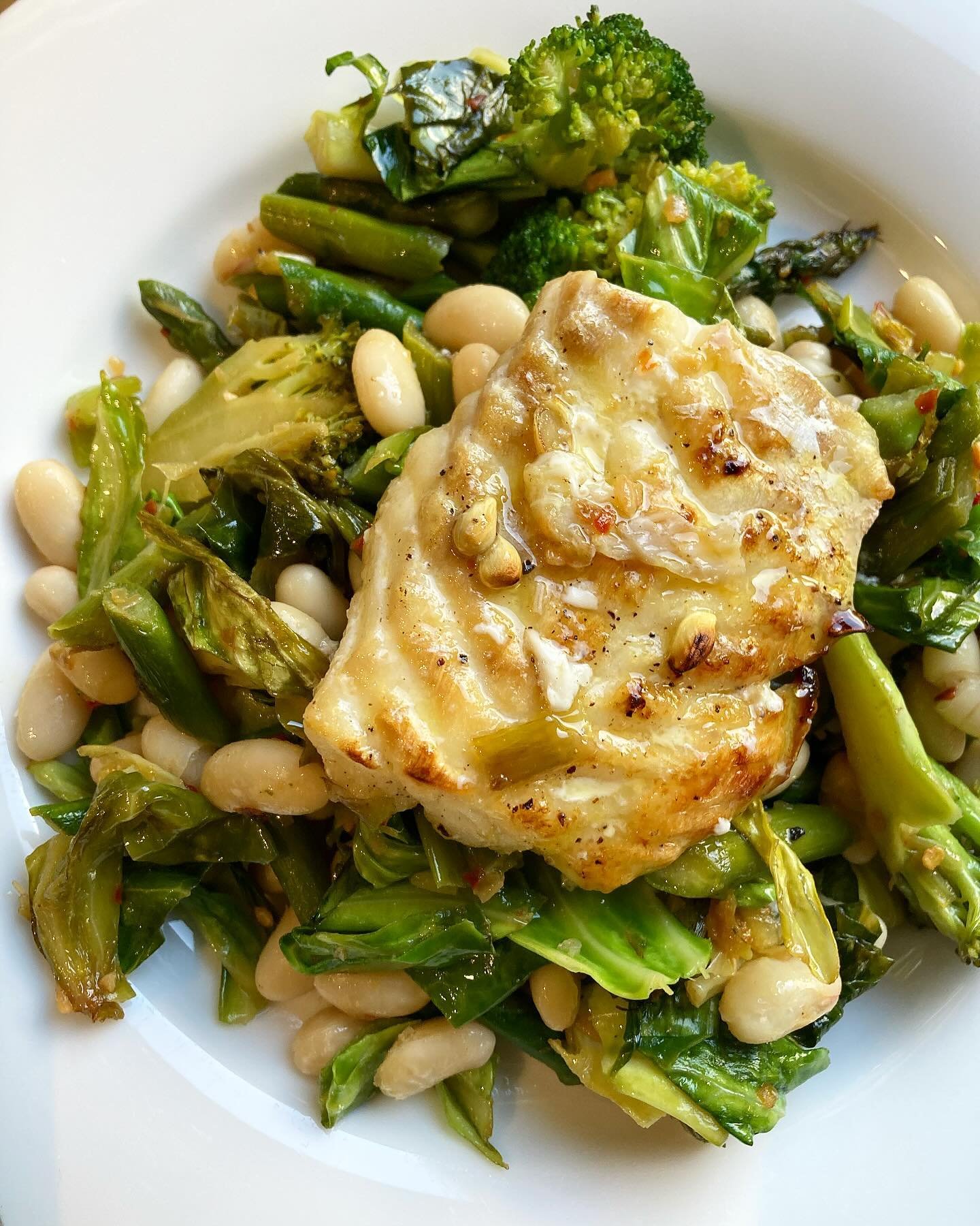 Speedy dinner after a busy weekend in London. Baked cod, cannellini beans &amp; stir fry greens 🥬 🥦 with olive oil, lemon &amp; chilli salt 

#easydinner #simplemeal