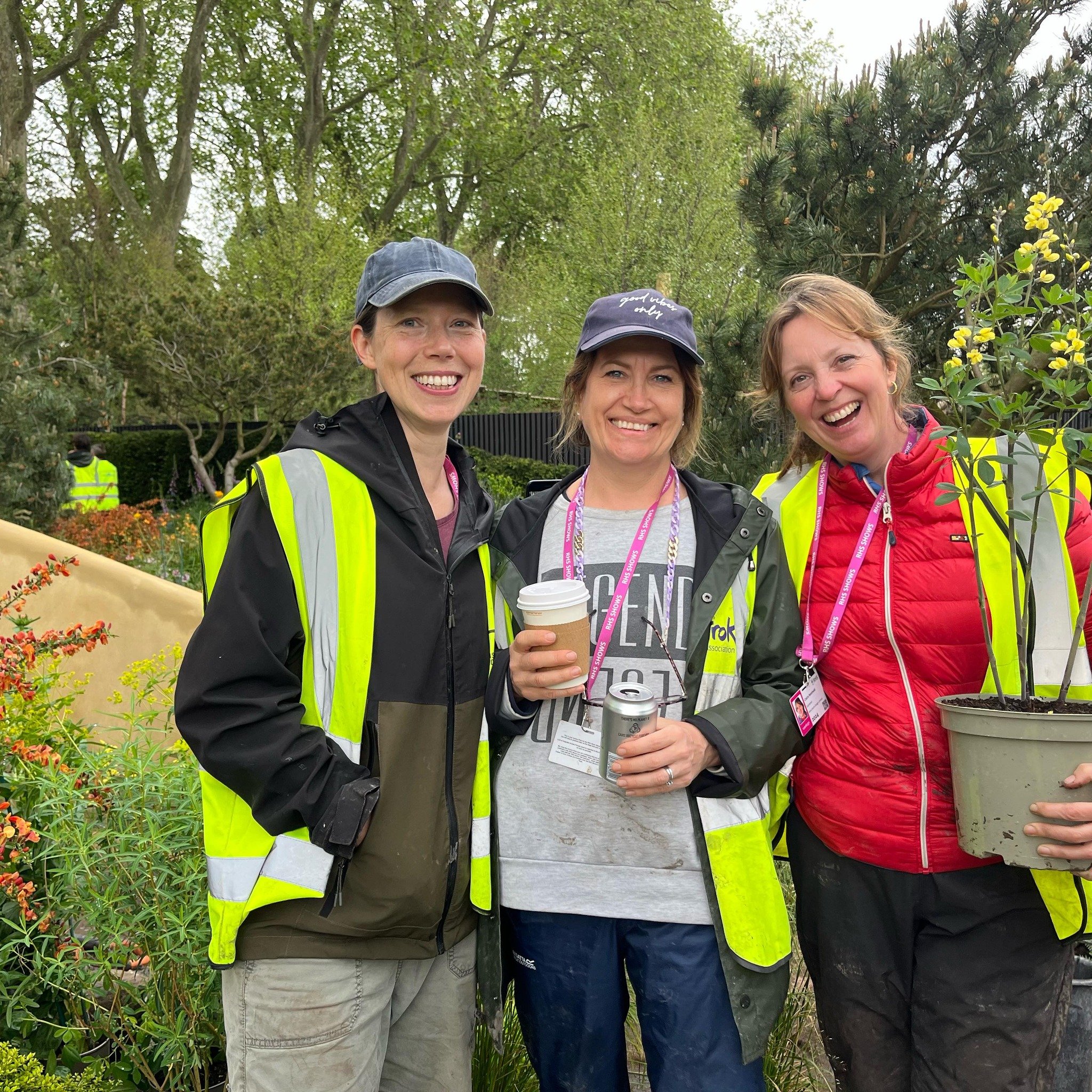 Wonderful to be part of the fab team working on @miriaharris Garden for Recovery @thestrokeassociation this week @rhschelsea with @landformuk 

Thank you for having me @miriaharris @gilliangoodson @thebush__ 💚💚💚
👏👏👏 ALL
@emilyhilliergardendesig