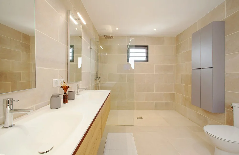 Une salle de bain spacieuse dans les Villas Belle Rives - Beige - Faiences