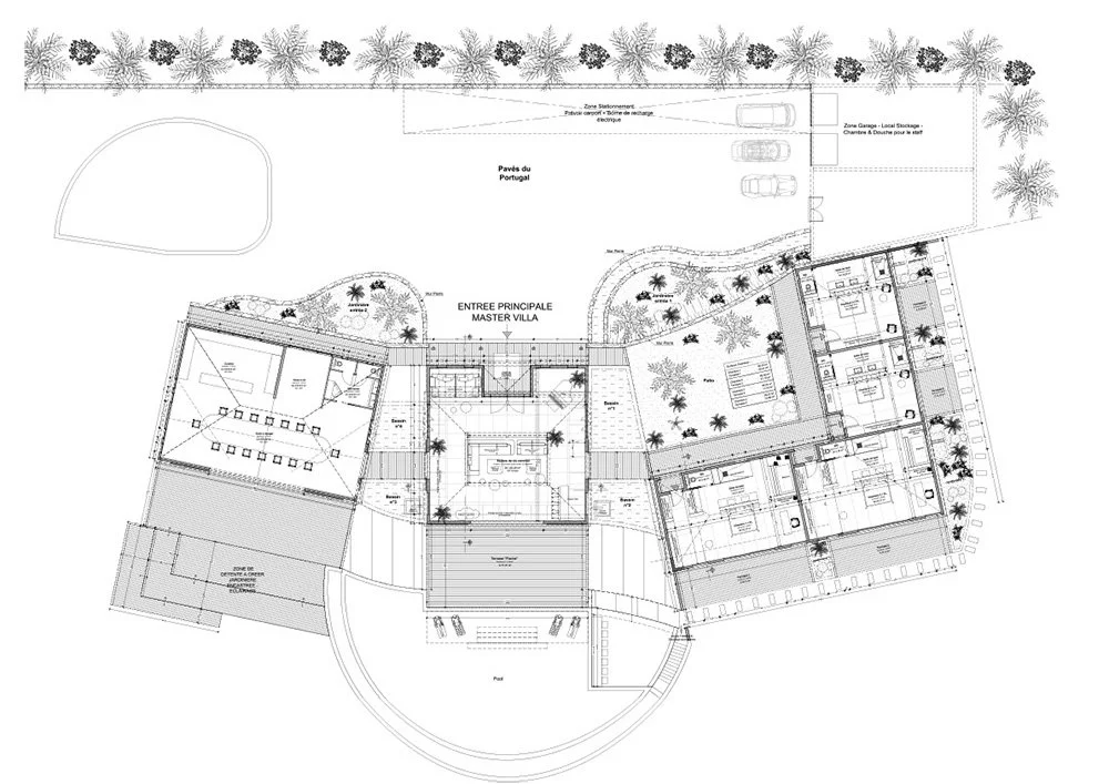 Plan architectural d'une villa avec entrée principale, plusieurs zones résidentielles, espaces extérieurs, piscine, jardin, stationnement pour véhicules et zones de stockage.