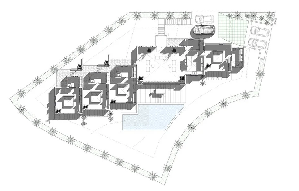 Plan architectural d'un ensemble résidentiel avec plusieurs bâtiments, piscine, parking et espace vert, entouré d'arbres.