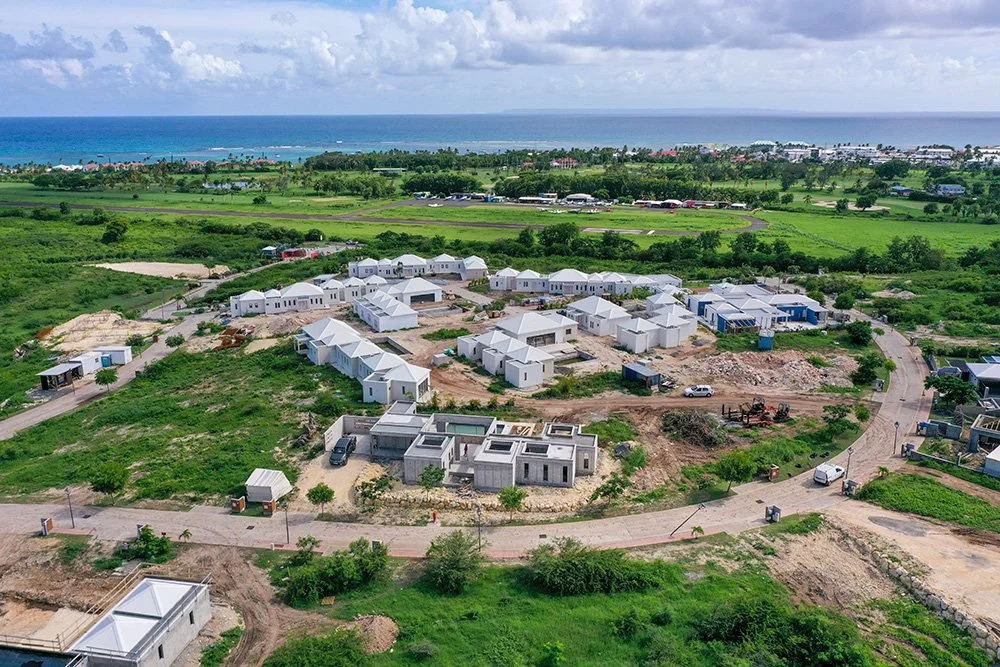 Une vue aerienne sur l'aerodrome de saint françois, et du golf, où sont implante le lotissement de villas Belle-rive