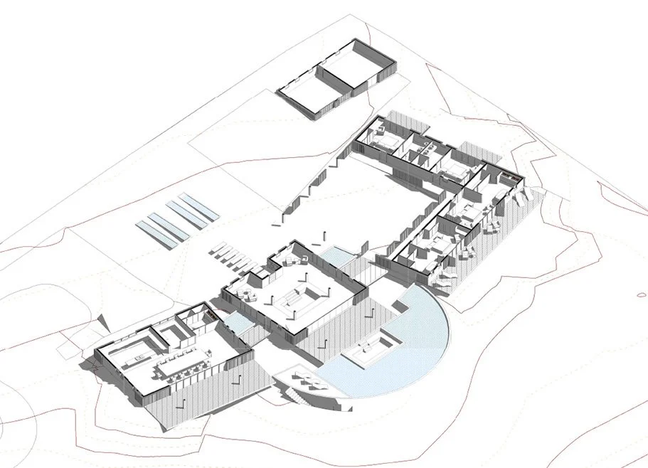 Plan architectural d'une maison moderne avec différentes pièces, cour intérieure et piscine, situé sur un terrain en pente.