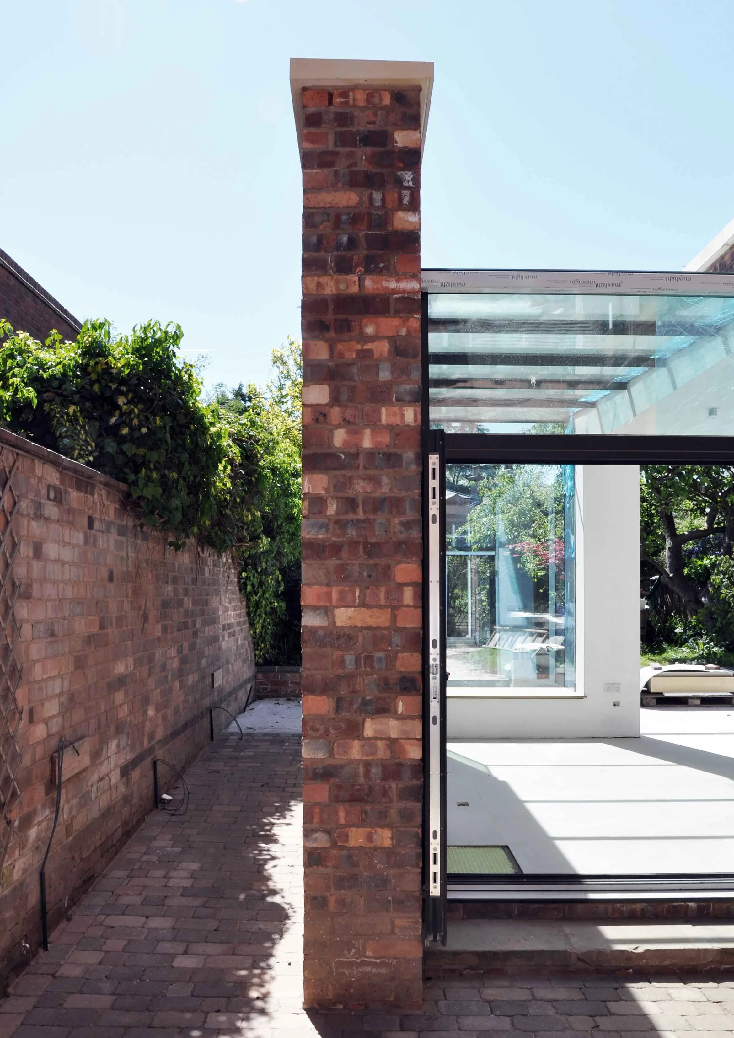 Construction photograph of a cantilevered brick wall with structural glazing in Leamington Spa by Unity Architects