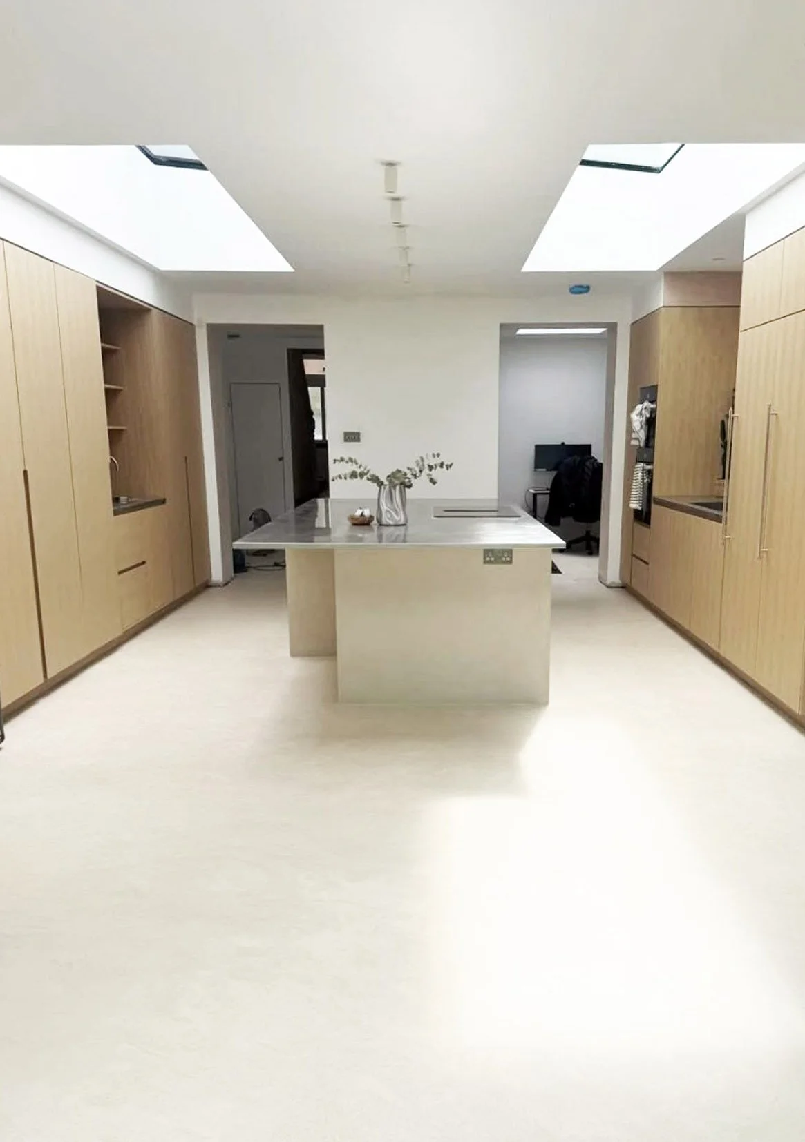 Modern kitchen extension microcement floor in Stratford-on-Avon by Unity Architects