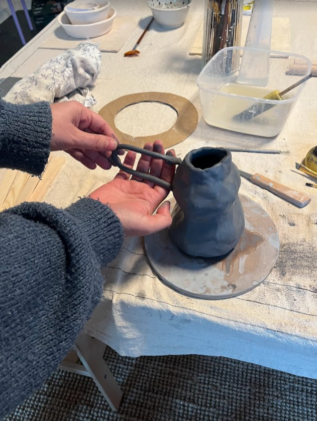 Handaufbau im Ton — Eine Einladung zur Langsamkeit