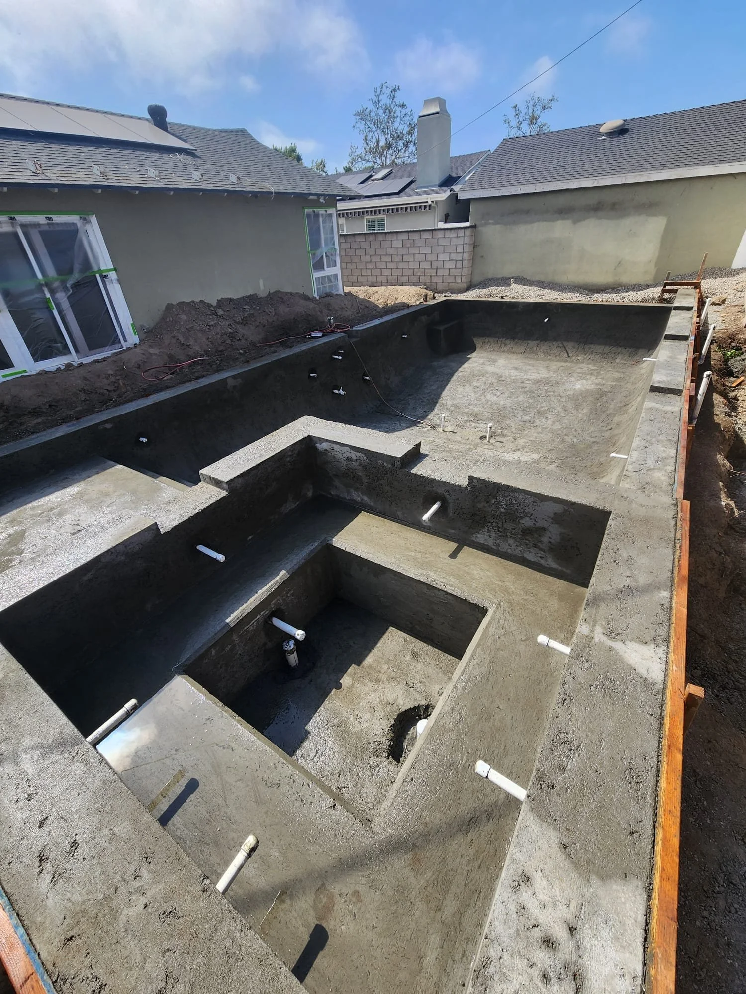 Square pool with dual spillway spa