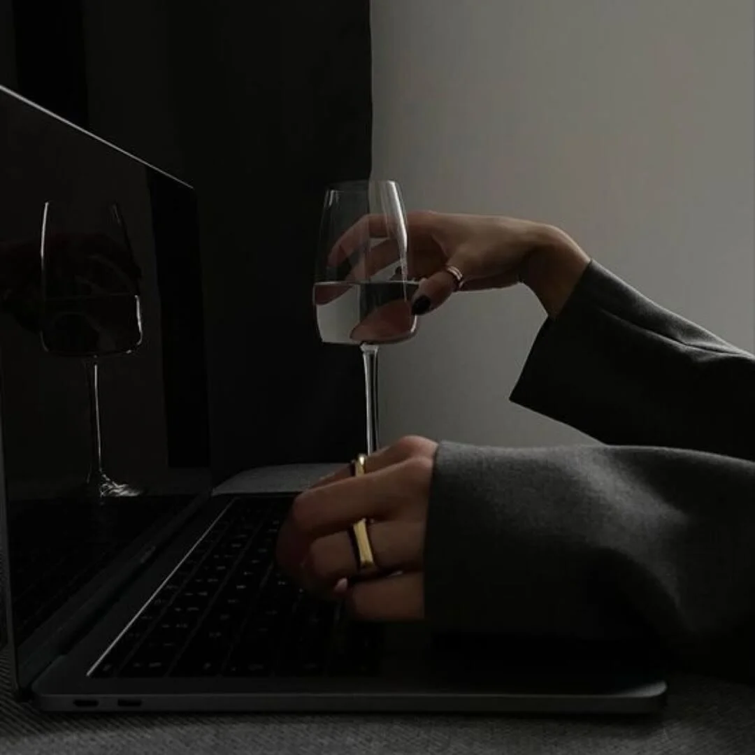 💸⏰Do you use your weekends and free time to work on your social media content creation, planning, copy and graphics? 

Do you really want to be doing that forever? Or would you rather have this expertly done for you ahead of time, and sent to you fo