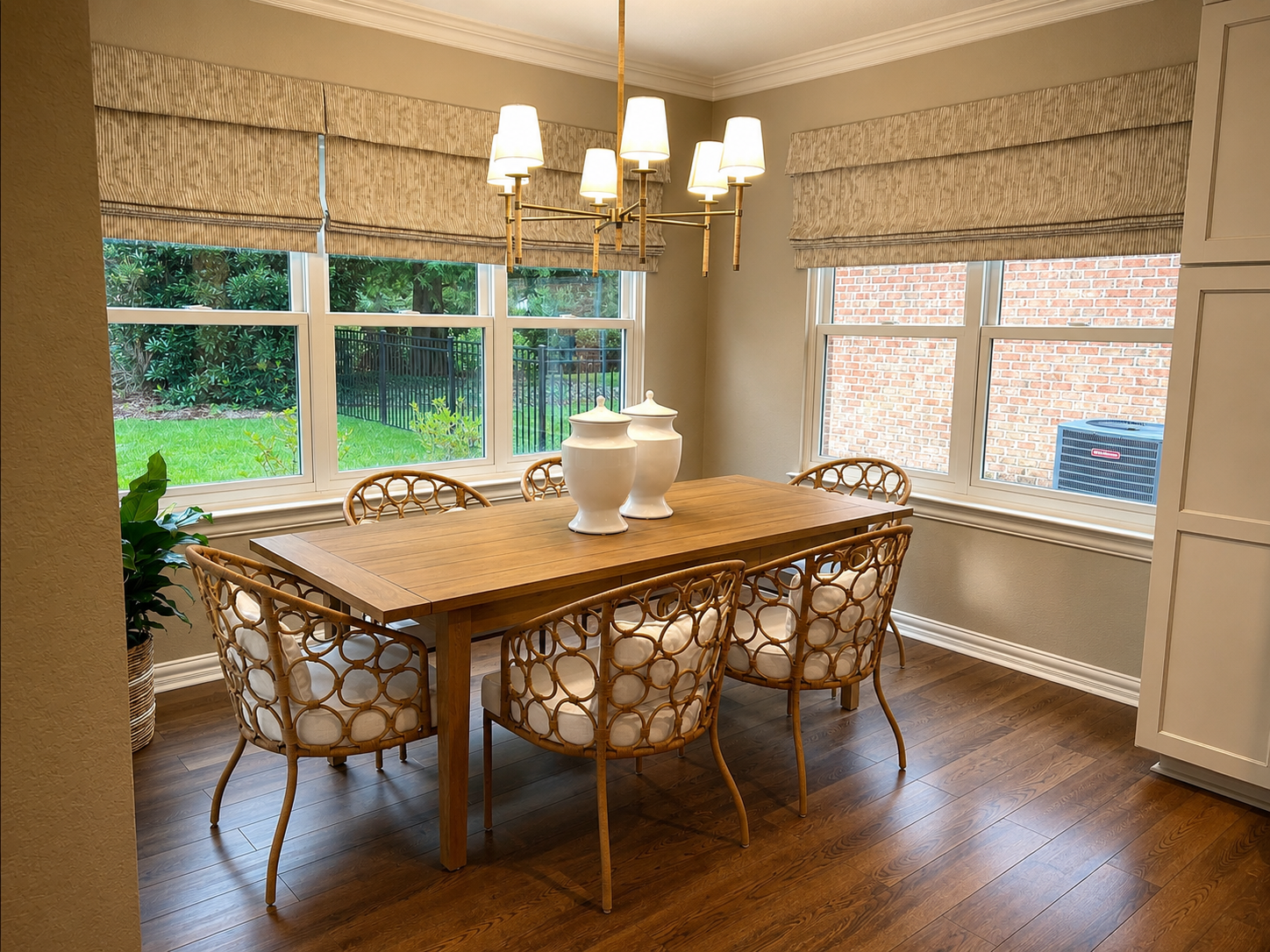 A dining room should invite conversation long before the first meal is served. ✨ Warm wood tones, natural textures and soft, layered lighting come together to create a space that’s both elegant and welcoming. Timeless design isn’t about following tre