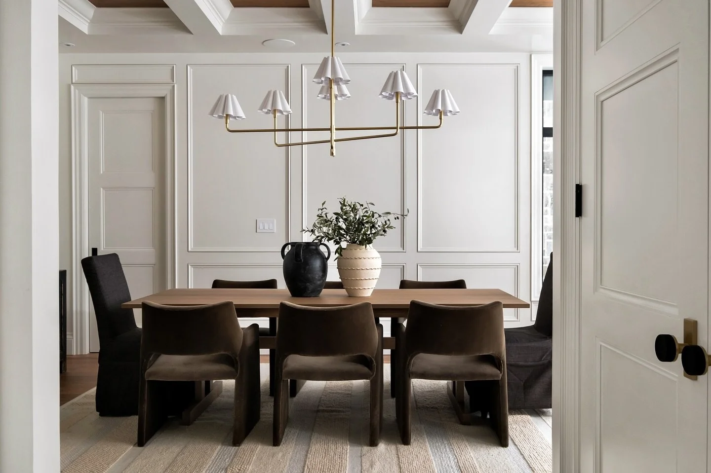 ✨ &ldquo;It&rsquo;s all in the details! 

This dining room proves that paneling and ceiling design can completely transform a space. 
The subtle wall molding adds layers of sophistication, while the coffered ceiling draws your eye up and makes the wh