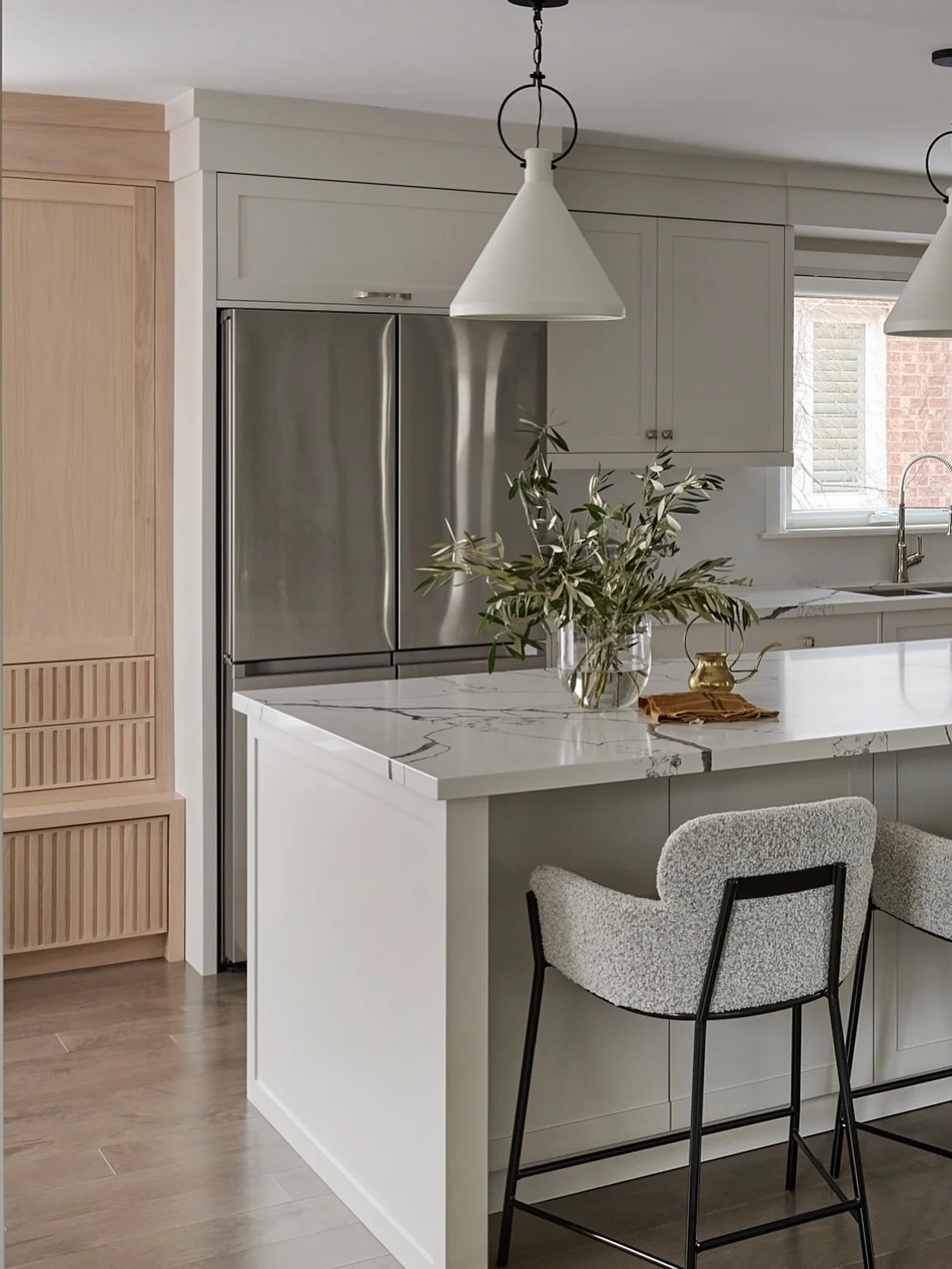 There&rsquo;s nothing quite like a kitchen that blends beauty with everyday function ✨. 

This space was designed to feel timeless yet warm, with a mix of crisp whites, soft wood tones, and natural textures. The quartz countertops bring an elegant fl