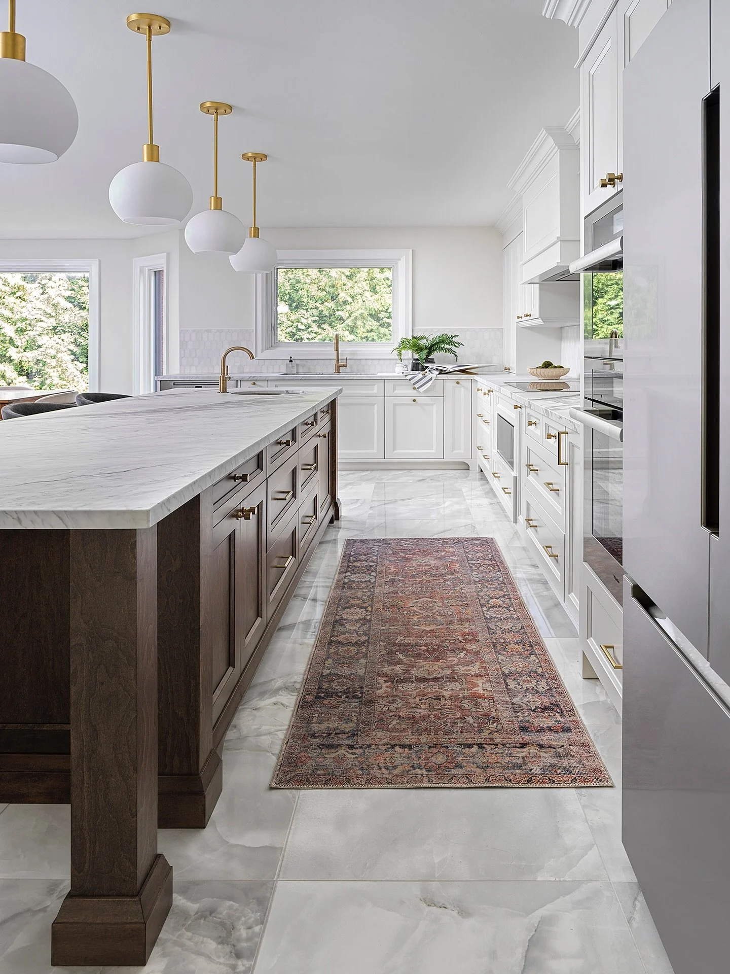 There&rsquo;s just something about this space that makes you want to slow down and stay awhile. ✨
From the soft marble veining to the rich wood island and those gorgeous brass accents &mdash; it&rsquo;s classic, cozy, and effortlessly elegant all at 