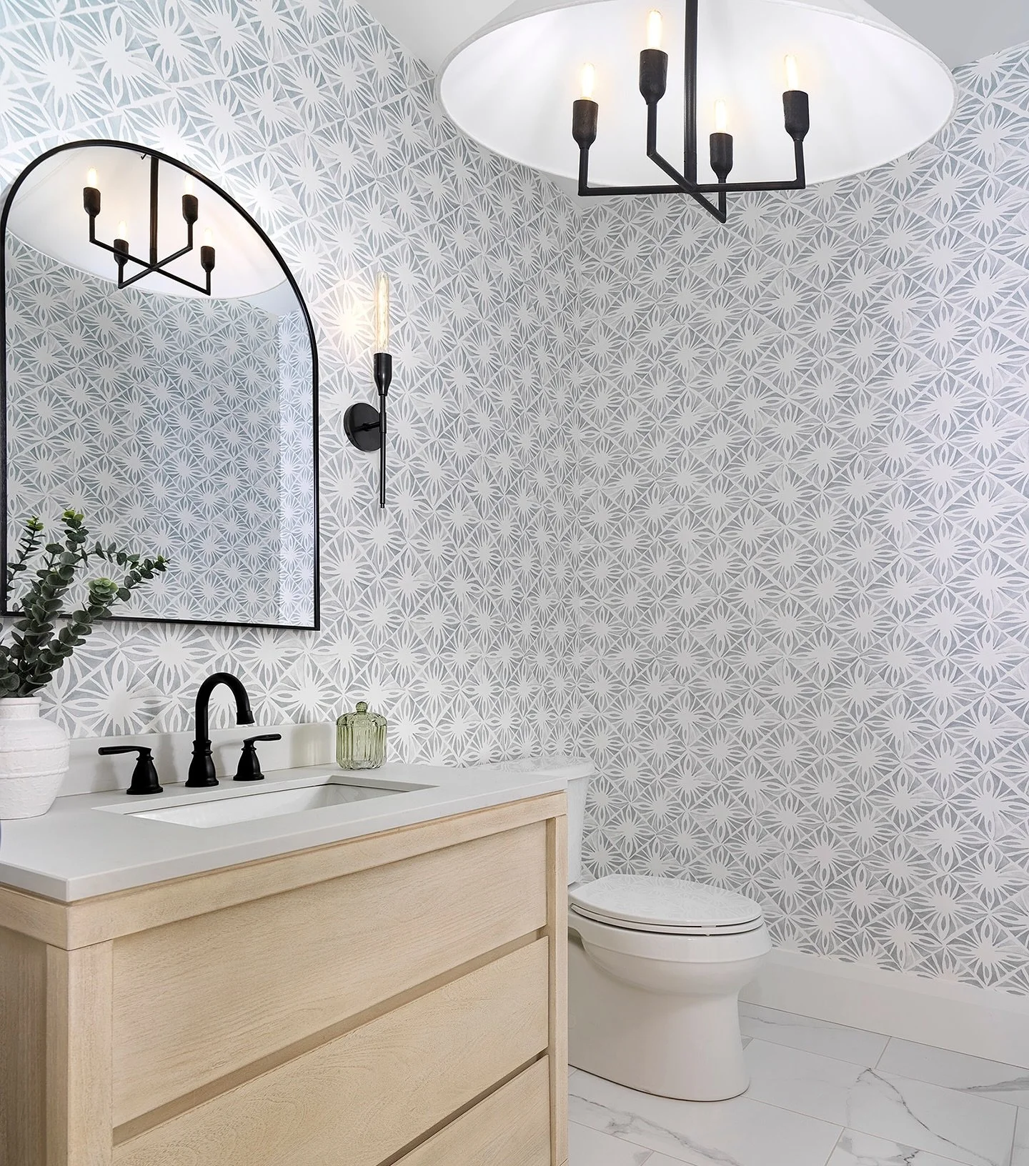 A moment for this wallpaper ✨
Delicate, dimensional, and just bold enough&mdash;paired with the warmth of white oak for a look that feels elevated but still completely livable.

Contractor : @cresmark_design_build 
Designer : @rume.design 
Photograph