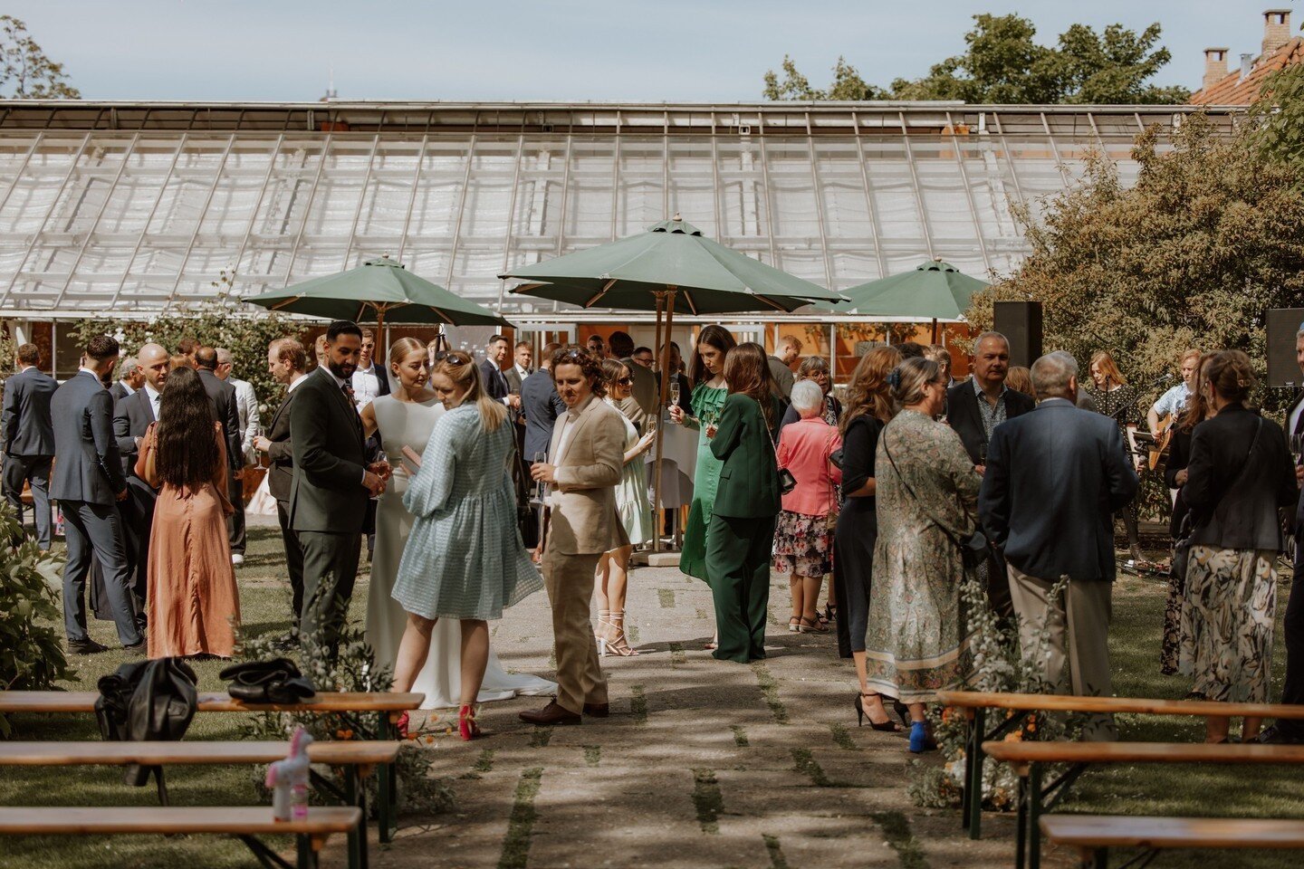 Reception foran Paradehuset 🧚🏼&zwj;♀️

Fineste bryllup 🤍

📸 @anthonybogdanweddings

.
.
.
.
.
@kglhaveselskab @mielckehurtigkarl @mielcke @haveselskabet 
#Paradehuset #Br&oslash;ndsalen #k&aelig;rlighed #mielckeoghurtigkarl #wedding #reception #s