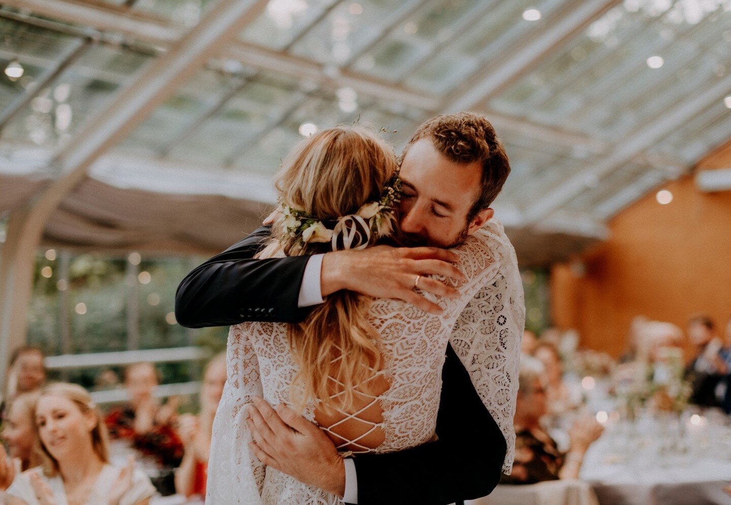 Intet andet end love 🫶🏼🥹

.
.
.
.
.
@kglhaveselskab @mielckehurtigkarl @mielcke @haveselskabet 
#Paradehuset #Br&oslash;ndsalen #k&aelig;rlighed #mielckeoghurtigkarl #wedding #reception #summerweddings #selskabslokale #selskaber #copenhagen #frede