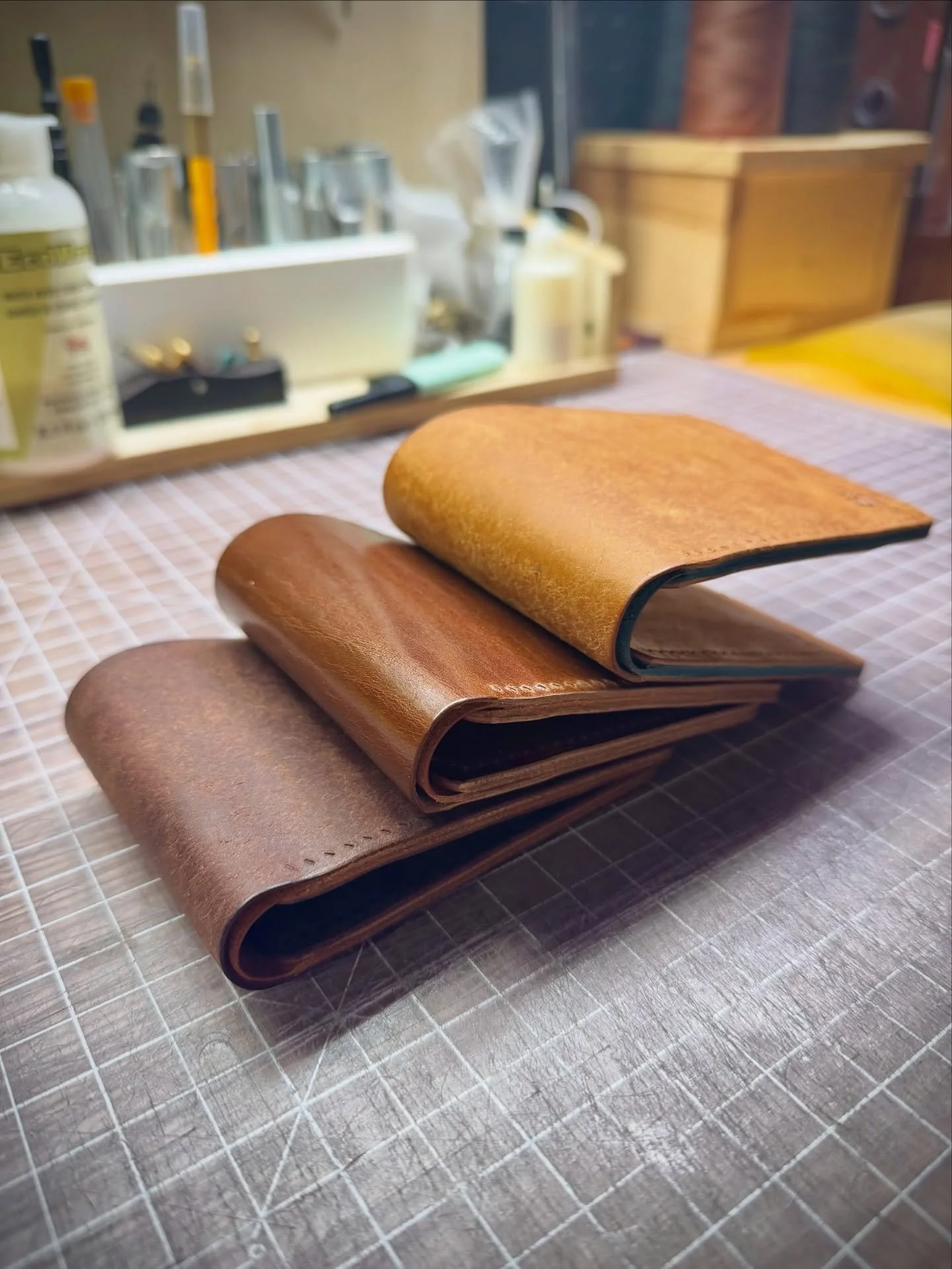 Final stitch up for these three wallets can wait till tomorrow morning. 

#leatherwallet #saddlestitch #bifoldwallet #classicwallet #wallet
