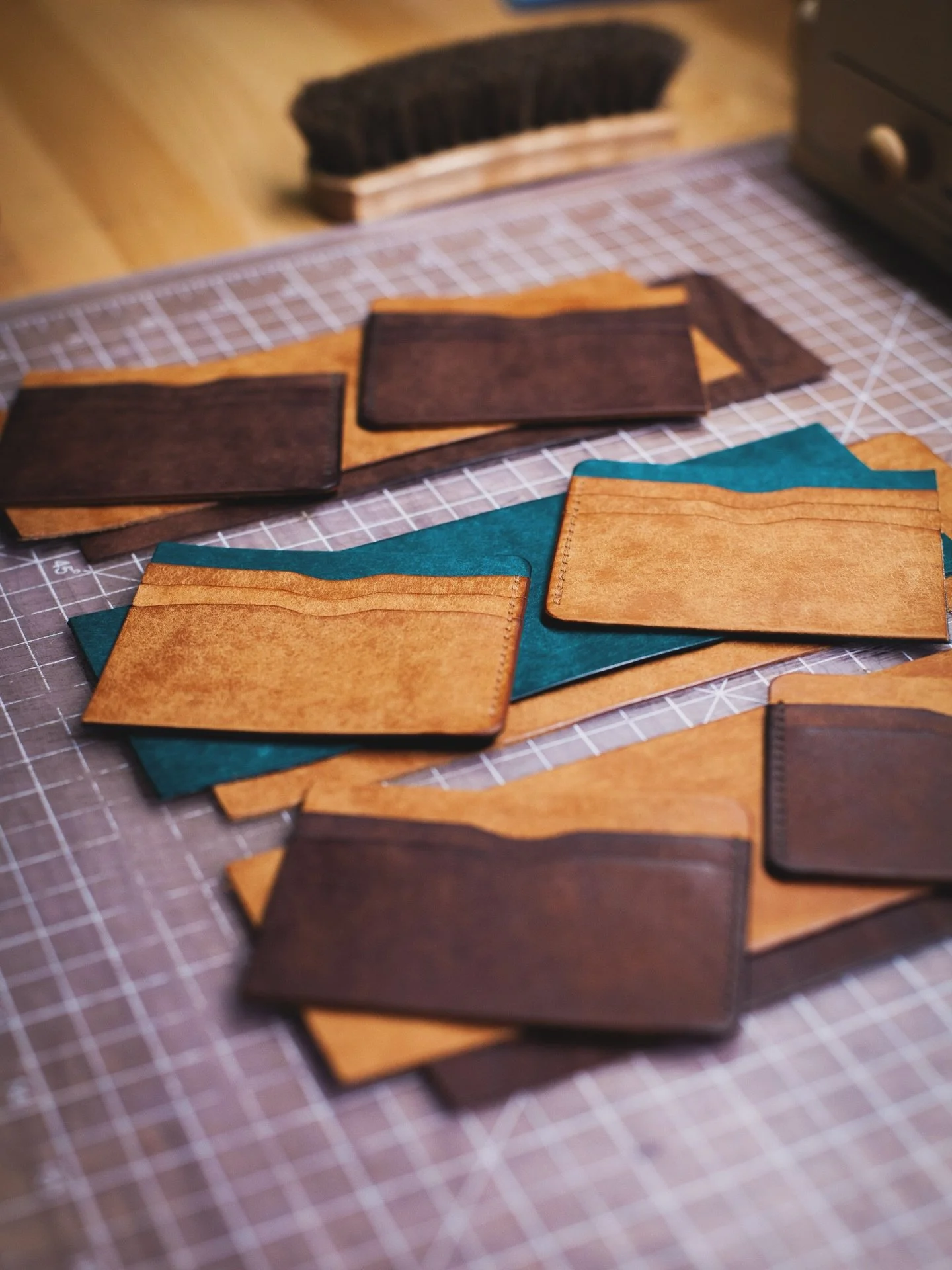 Finishing up 2 classic bifolds and a sleek bifold. 

#bifoldwallet #leatherwallet #leathercraft #buyitforlife #puebloleather