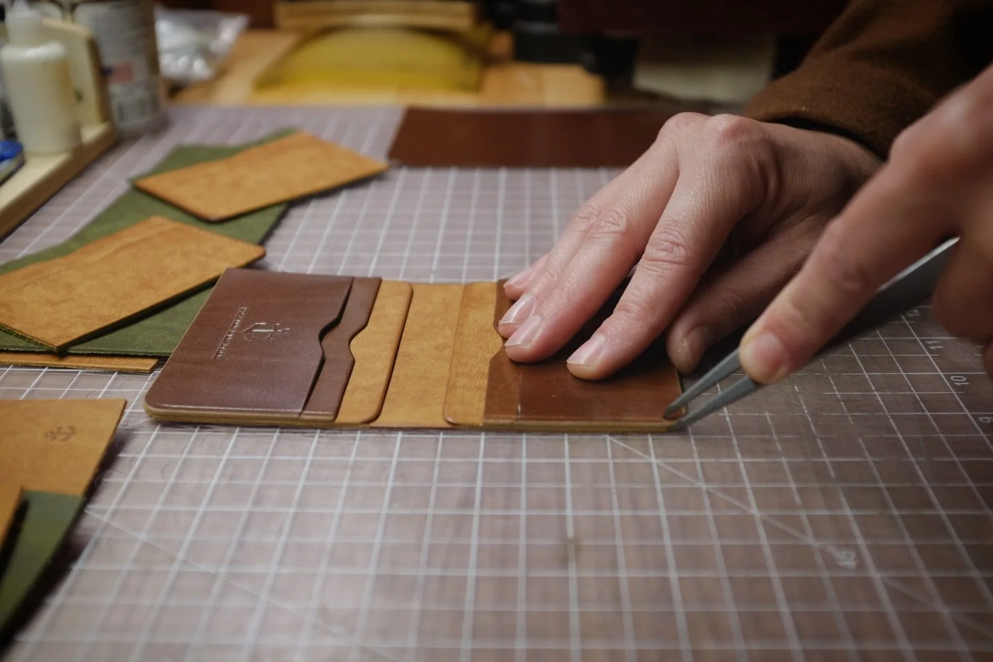 Drawing the stitch line. One step closer to finished.

#leathercraft #artisanmade #handmade #fullgrainleather #madeintheusa