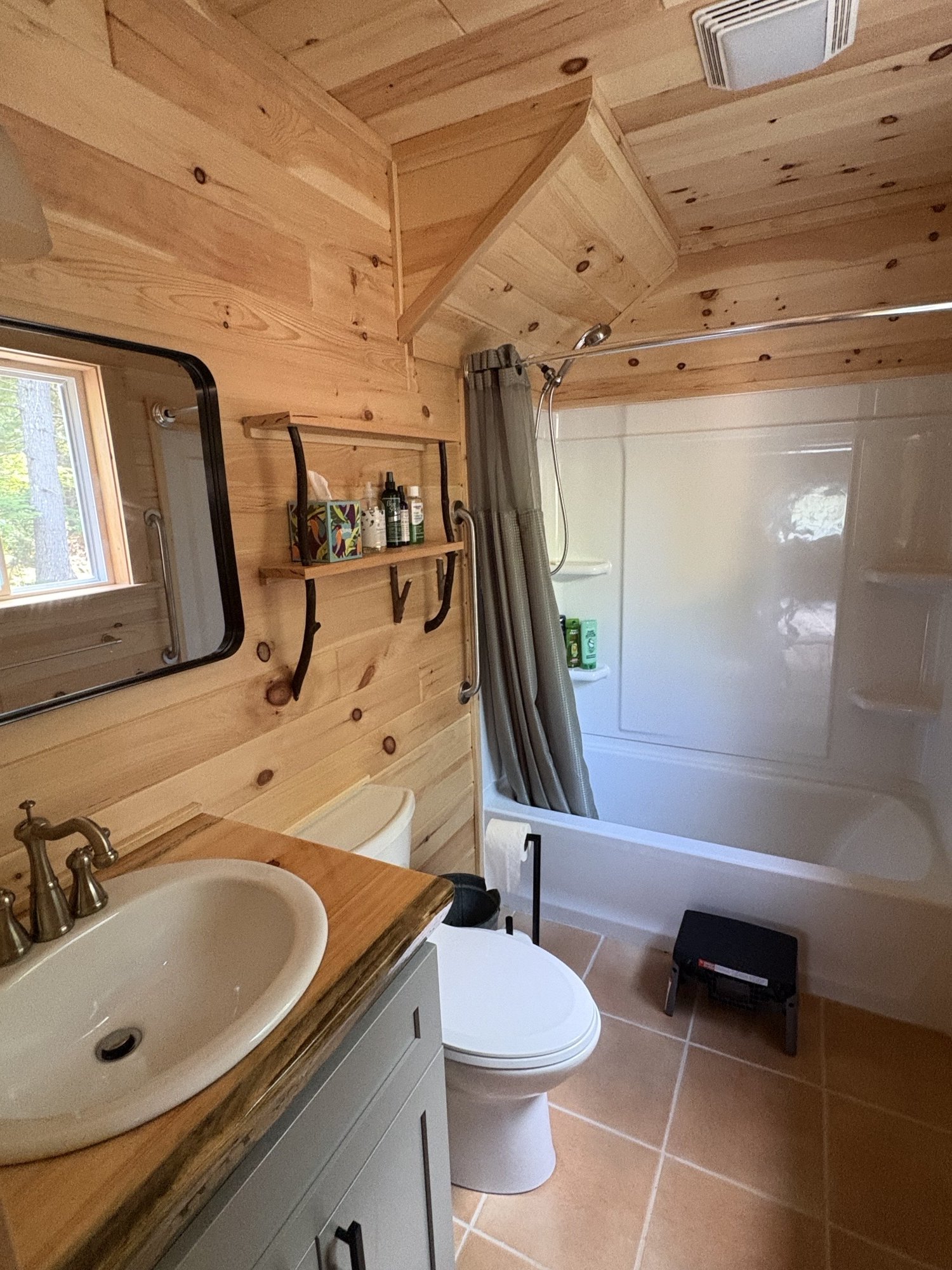 New bathroom with tub/shower