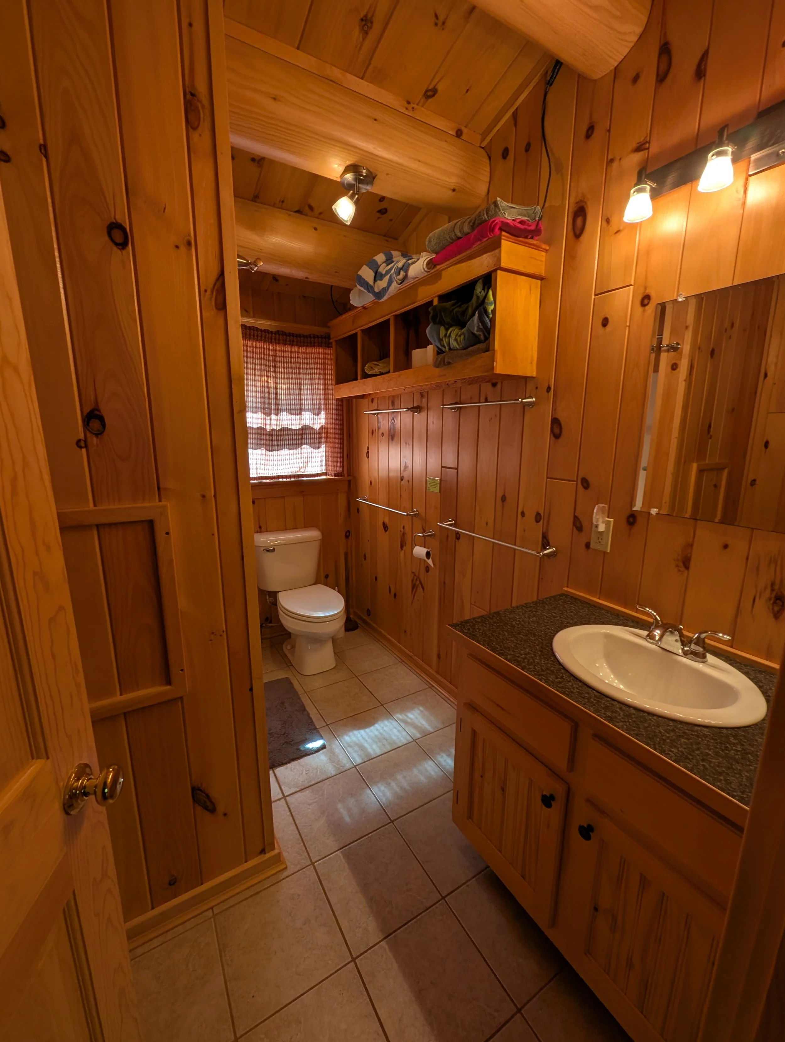 Upstairs bathroom with tub/shower