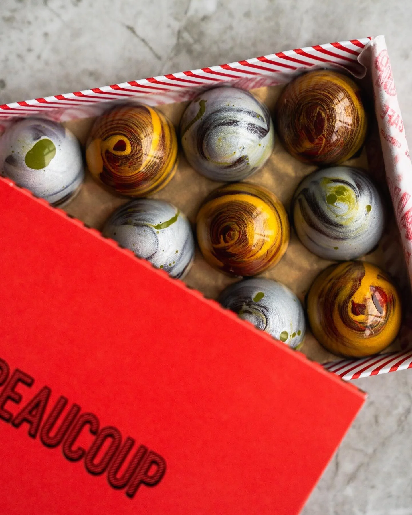 TR&Egrave;S BON! Our Nutcracker Bonbons are a 12-piece set of handcrafted chocolate bonbons featuring two limited-edition festive flavours: Pistachio Pralin&eacute; with saffron vanilla ganache and Pecan Pralin&eacute; with espresso ganache.

Startin