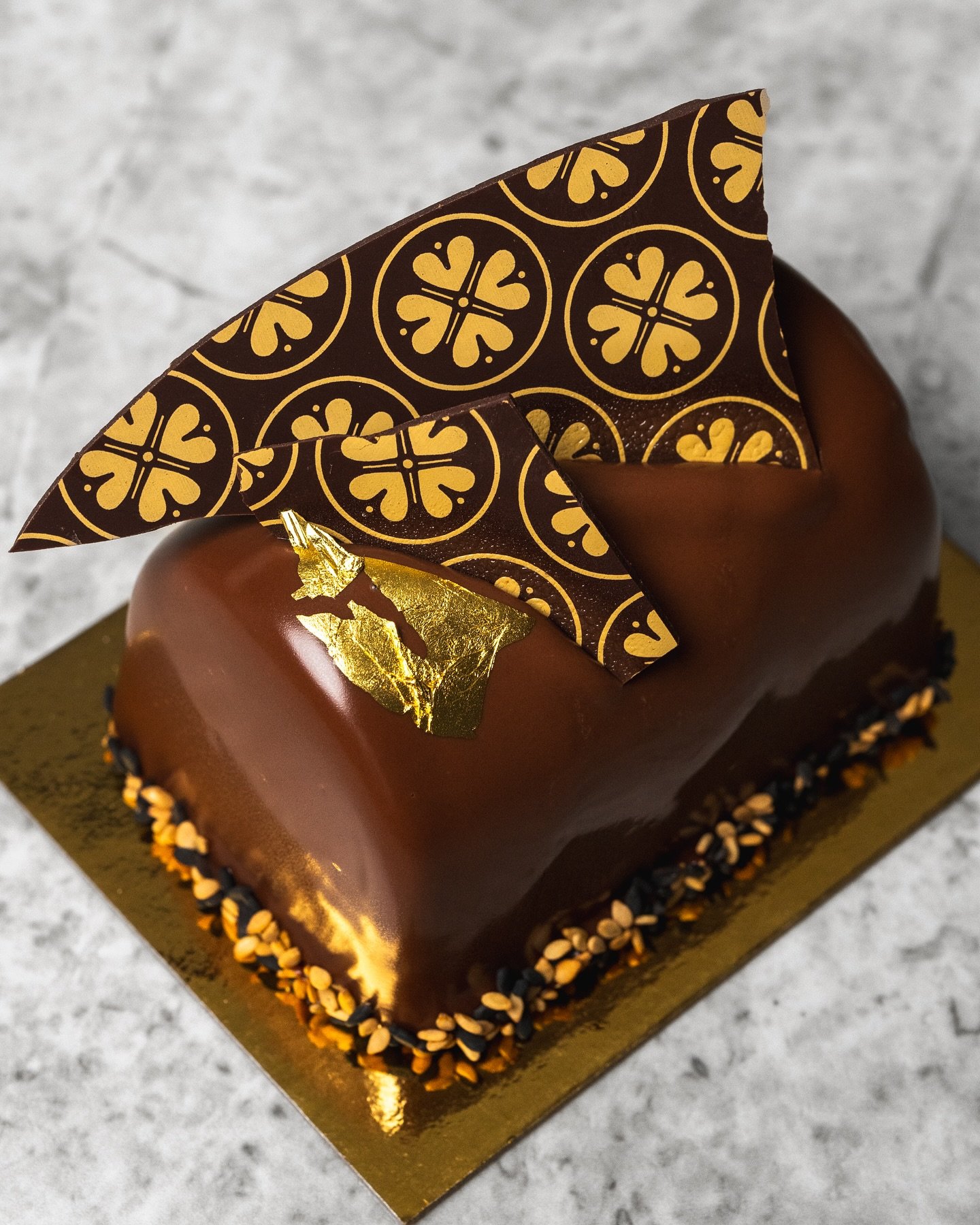 Take a look inside ~ layers of chocolate milk tea mousse, milk tea whipped ganache, black sesame cr&egrave;meux, black sesame chocolate ganache.

#bakery #chocolatecake #dishedvan #yvreats #vancouverfoodie