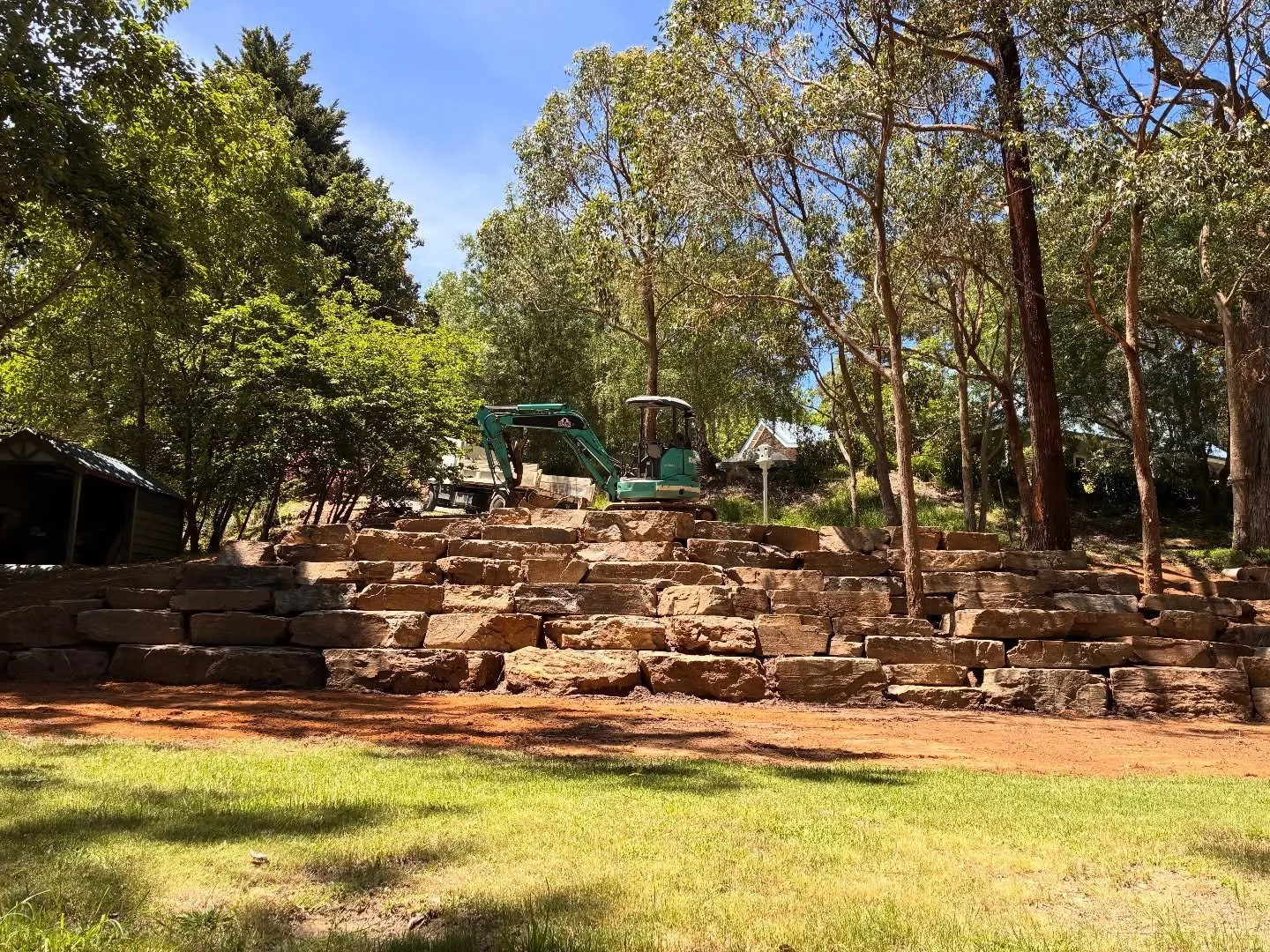 This massive cliff face style wall using bluestone has of the biggest rocks we have place.  At 3.5 meters tall this wall is HUGE 

#bluestone #localstone #adelaide  #adelaidelandscapers #adelaidehills
